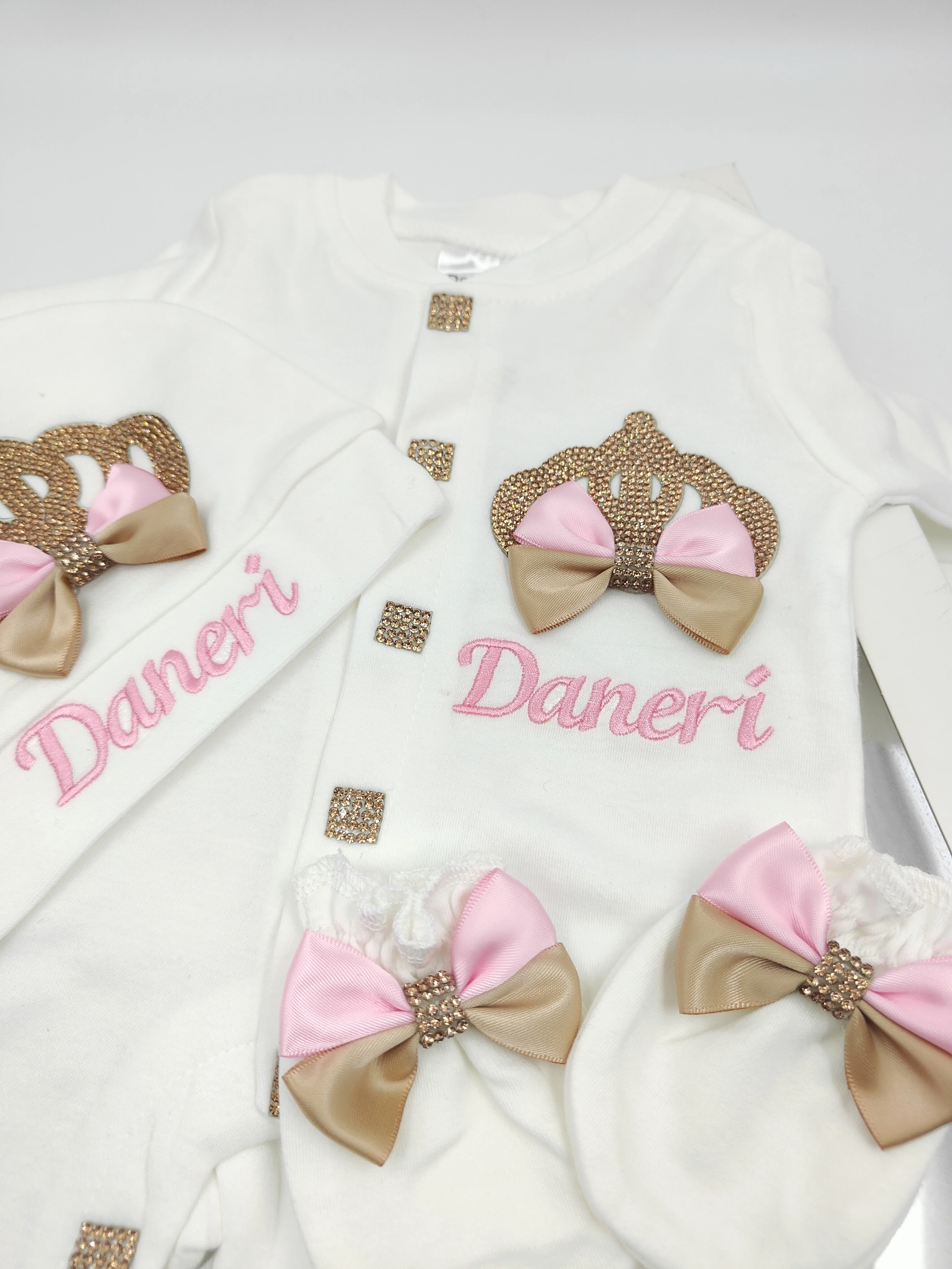 

Pink Gold Crown Baby Romper Set Custom Name Luxury Princess Newborn 4 Piece Outfit For Baby Shower Gift