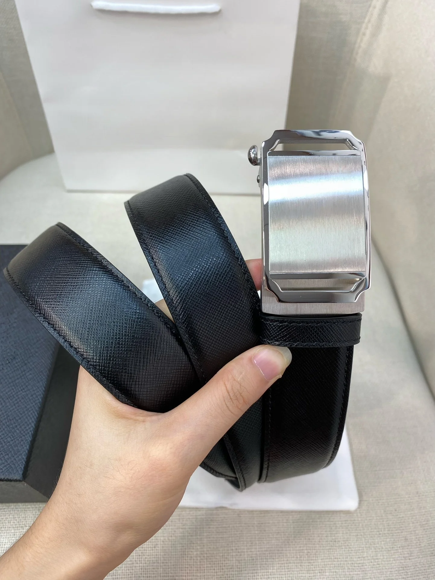 

Brand Discount Men's High-end Belts Genuine Leather Automatic Belts Are Made of High-quality Leather and Make An Excellent Gift