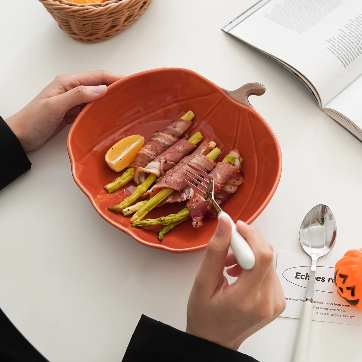 

1Pc Halloween Pumpkin-Shaped Ceramic Dinner Plate, Creatively Designed Pumpkin Plate, Exquisite and Aesthetically Pleasing Household Plate, Suitable for Home Decoration, Holiday Parties, Dinner Gatherings, Salad Light Meal Plate, Pasta Steak Plate, Gift G