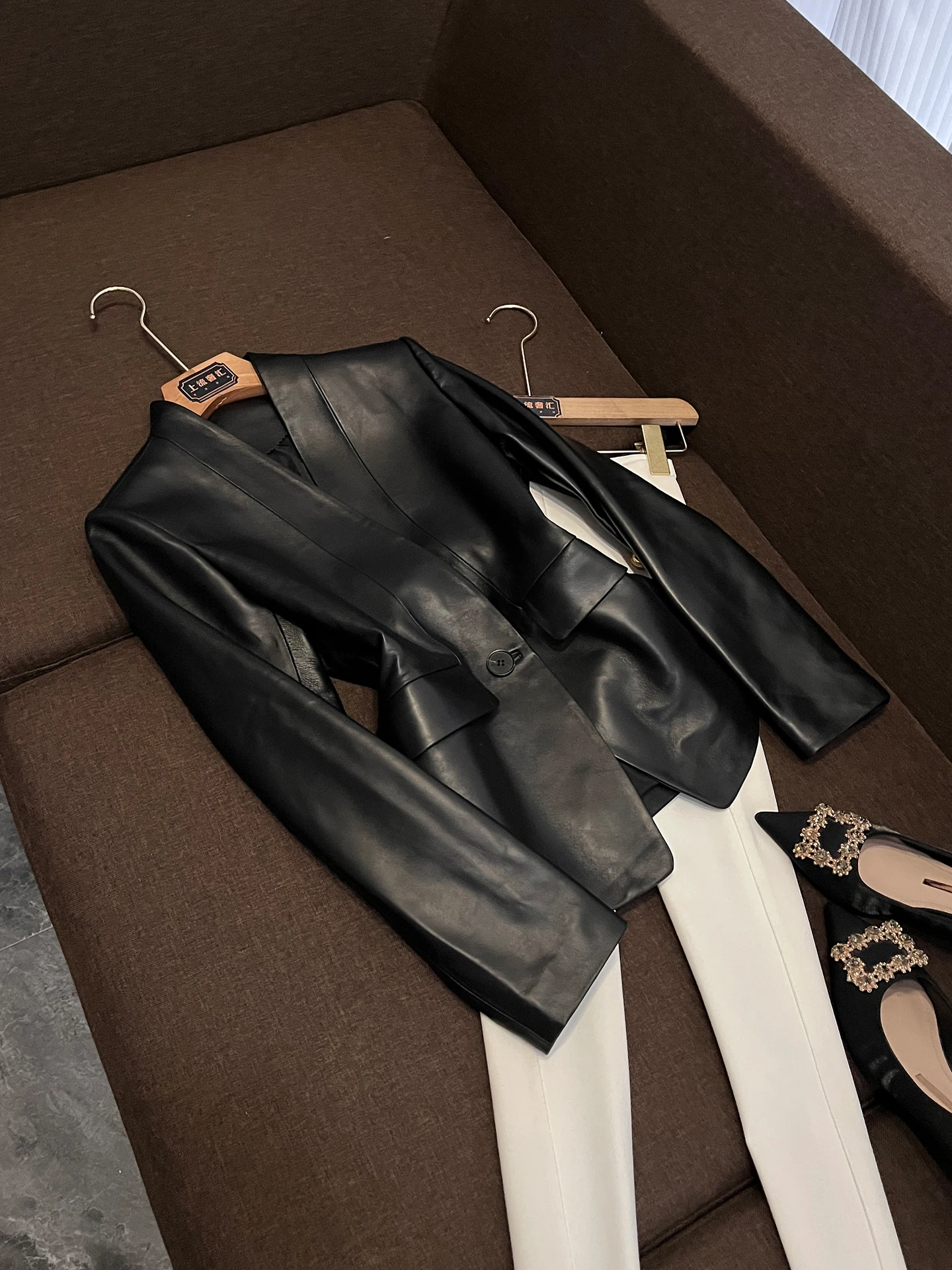 

Retro Sle Slim Fit ort Leather Jaet V-Ne Casual Spring 2026 Women's Faion Busin Coat f Glossy Surface Texture