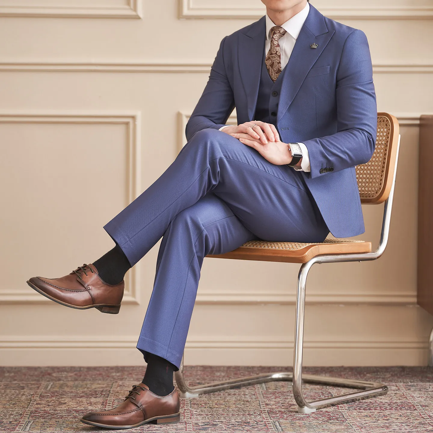 

Высококачественный модный костюм-двойка с зауженным силуэтом и двумя пуговицами — подходит для всех сезонов, идеально подходит для вечеринок, свадеб и деловых встреч.