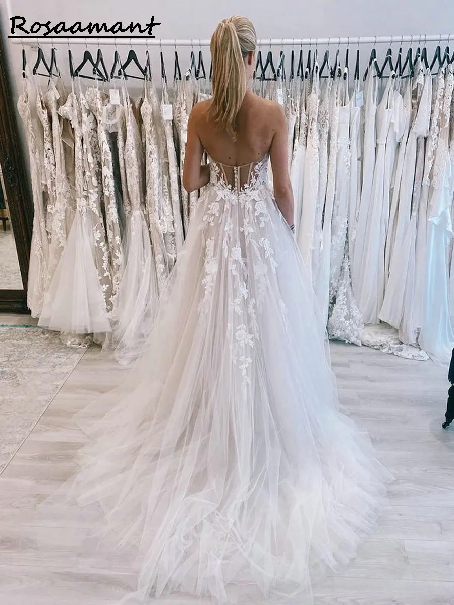 Vestido de novia sin tirantes con apliques de encaje