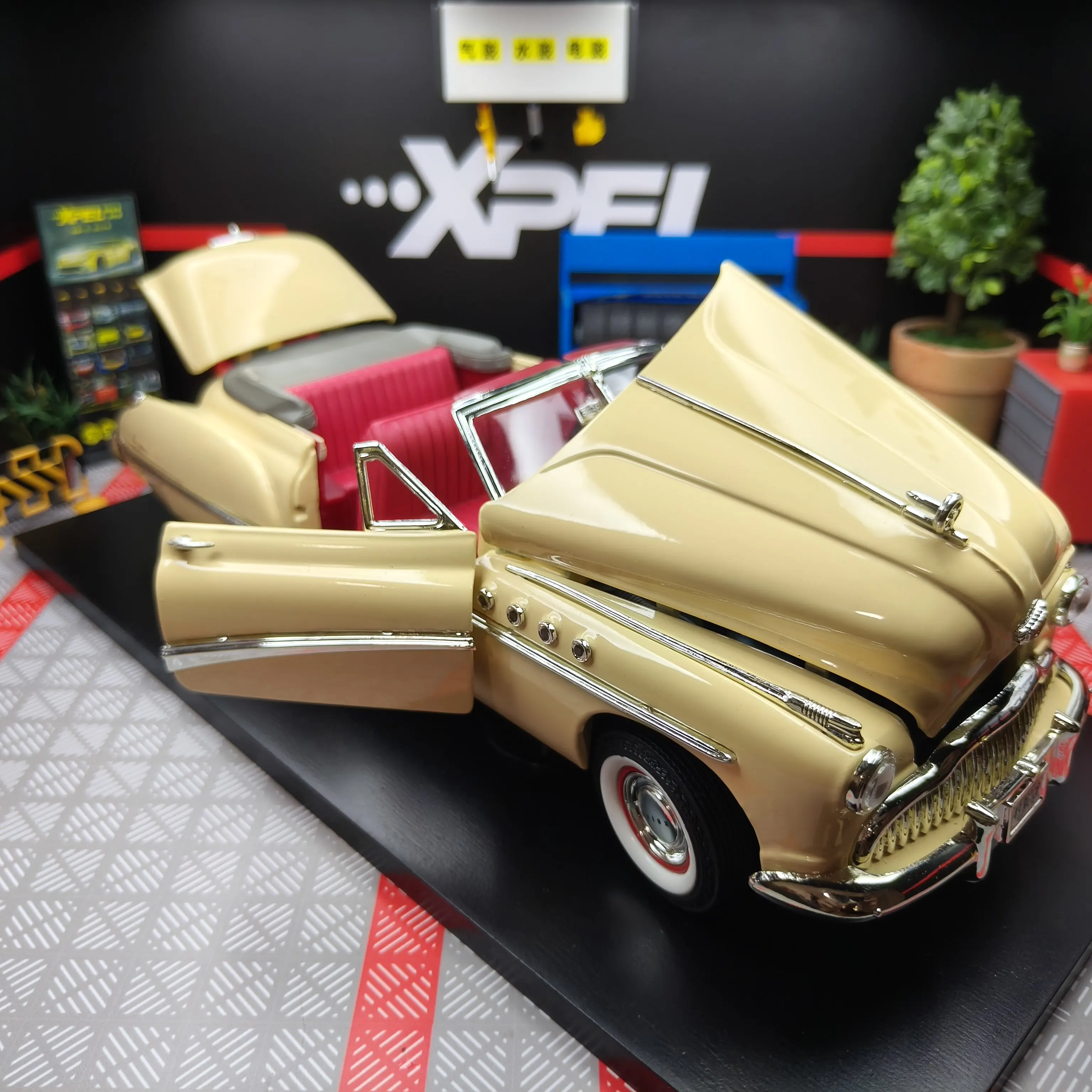Diecast 1:18 Scale Buick Classic 1949 Roadmaster Convertible Alloy Car Model view 5