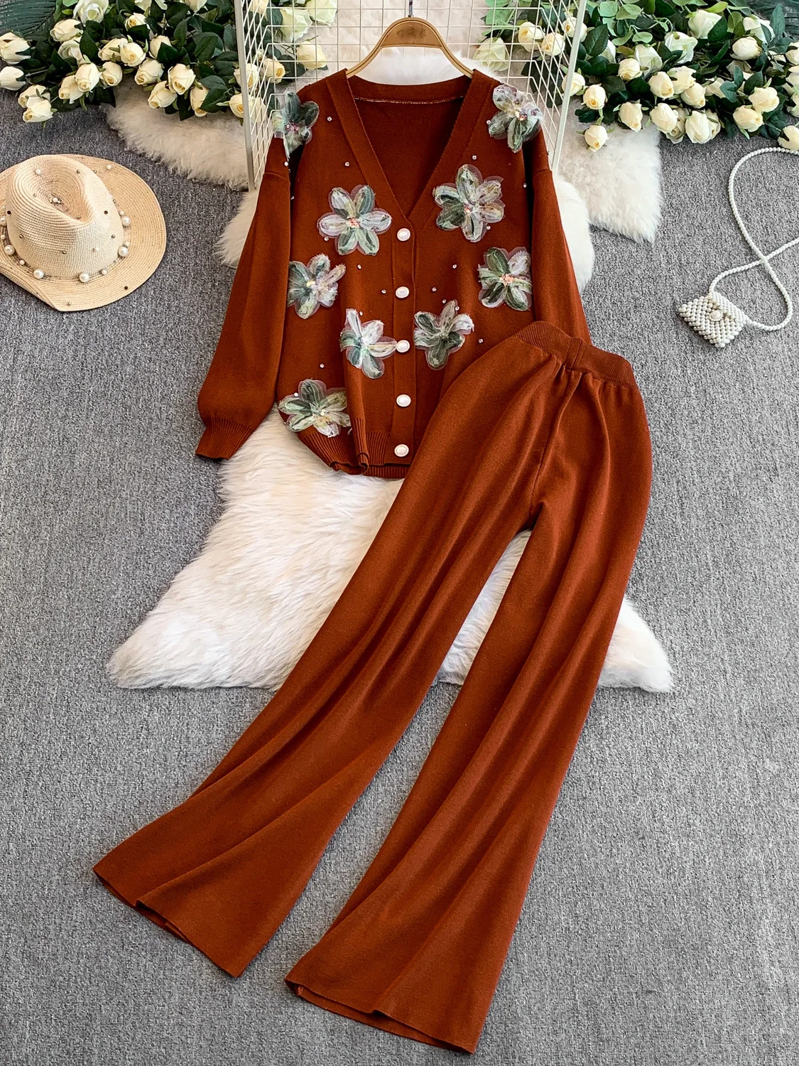 Setelan Dua Potong: Cardigan Rajut Kerah V Berhias Payet dan Patchwork, Celana Panjang Kaki Lebar Model High Waist yang Meniruskan Tubuh