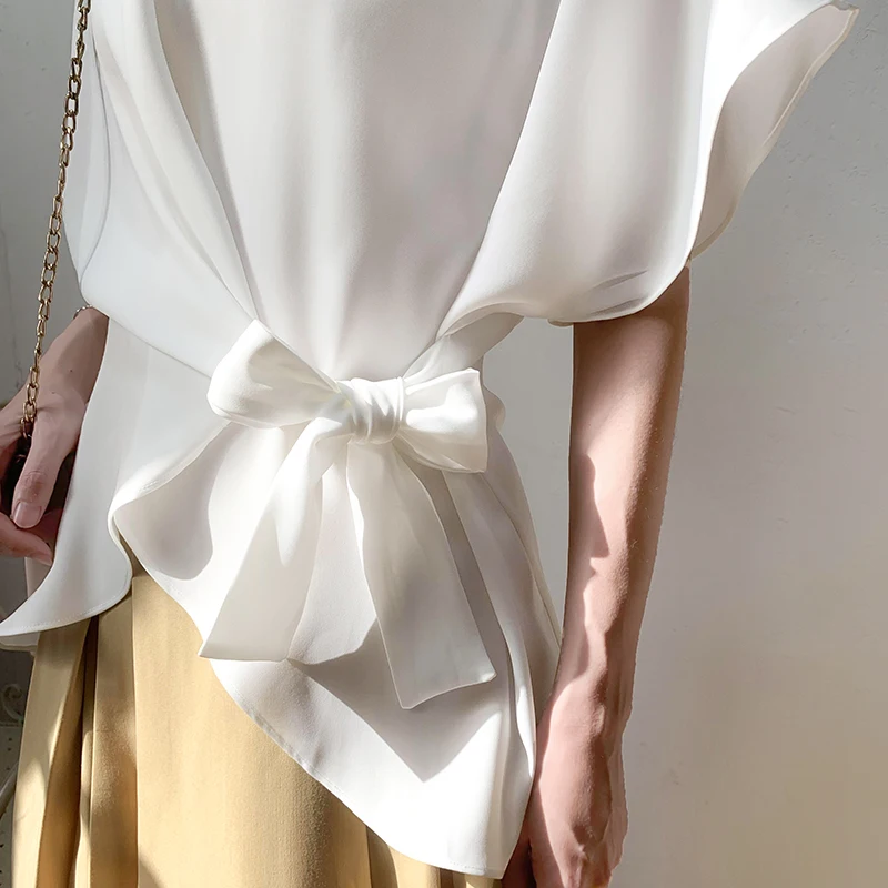 قميص نسائي أبيض فضفاض غير رسمي بأكمام قصيرة مع حزام بتصميم مريح، قميص صيفي عصري للجنسين من البوليستر