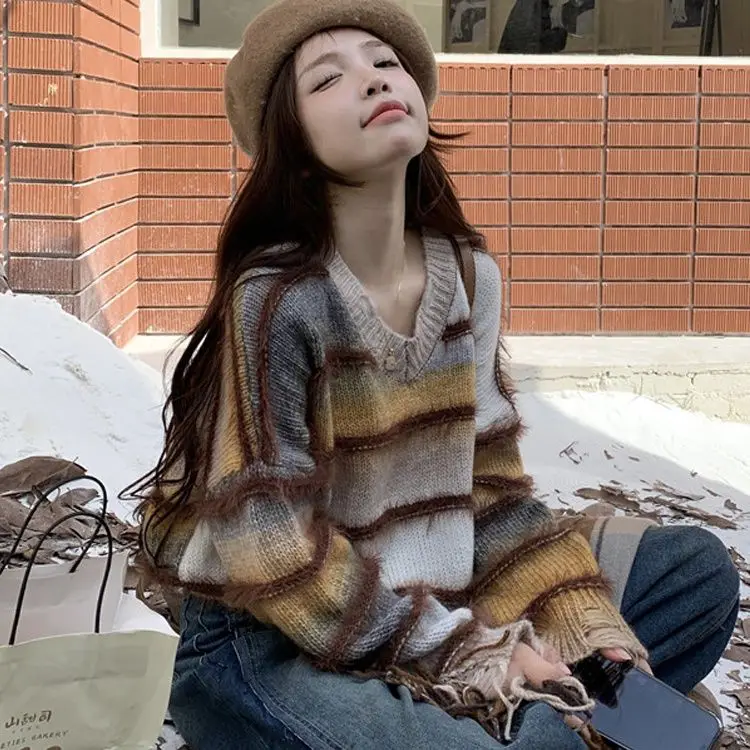 

Japanese knit top retro V-neck pullover striped sweater women autumn winter 2024 new loose lazy wind short paragraph