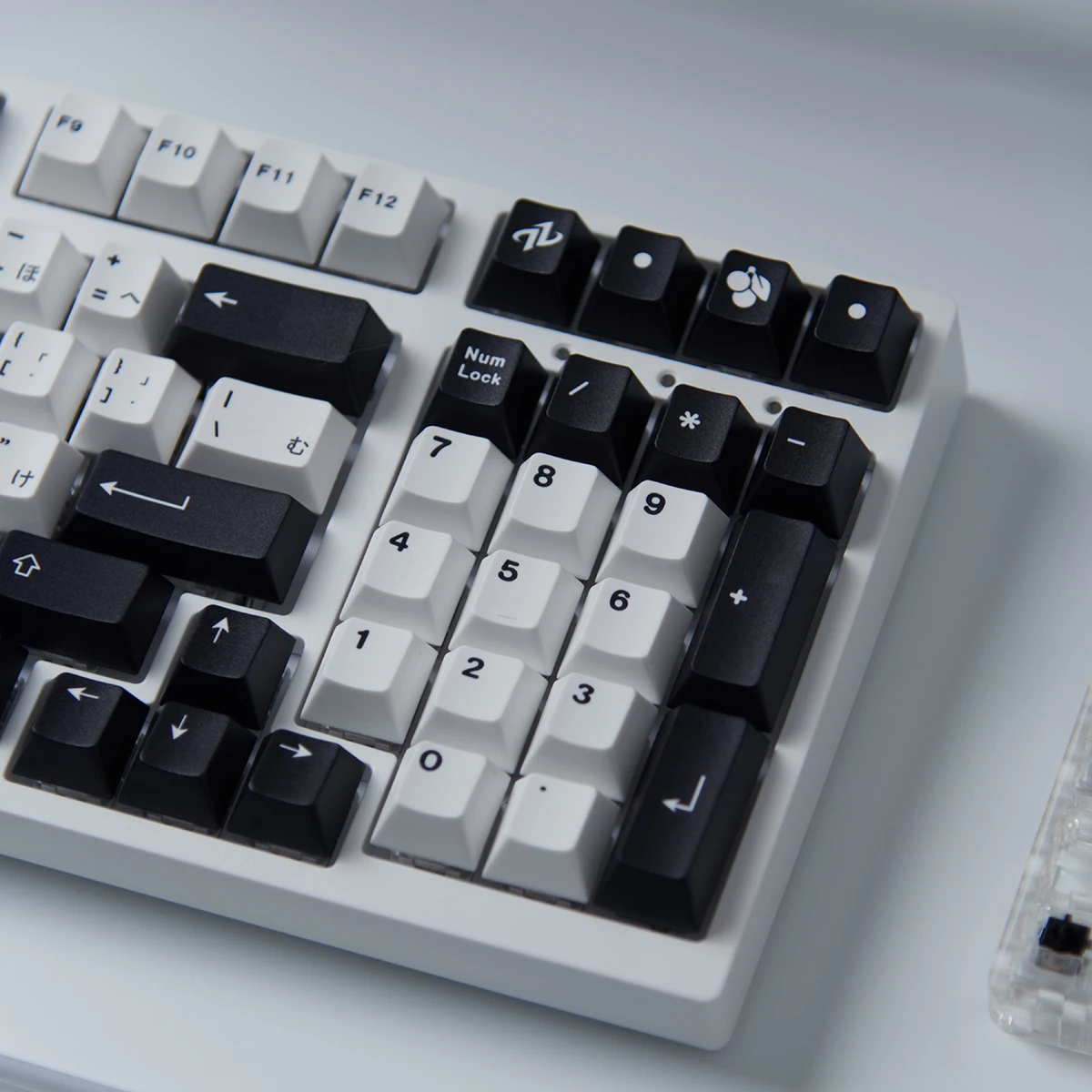 Imagem -06 - Japonês Six-sided Dye Sublimação Cereja Perfil Perfil Perfil Keycap Teclado Mecânico Preto e Branco 133 Key Pbt