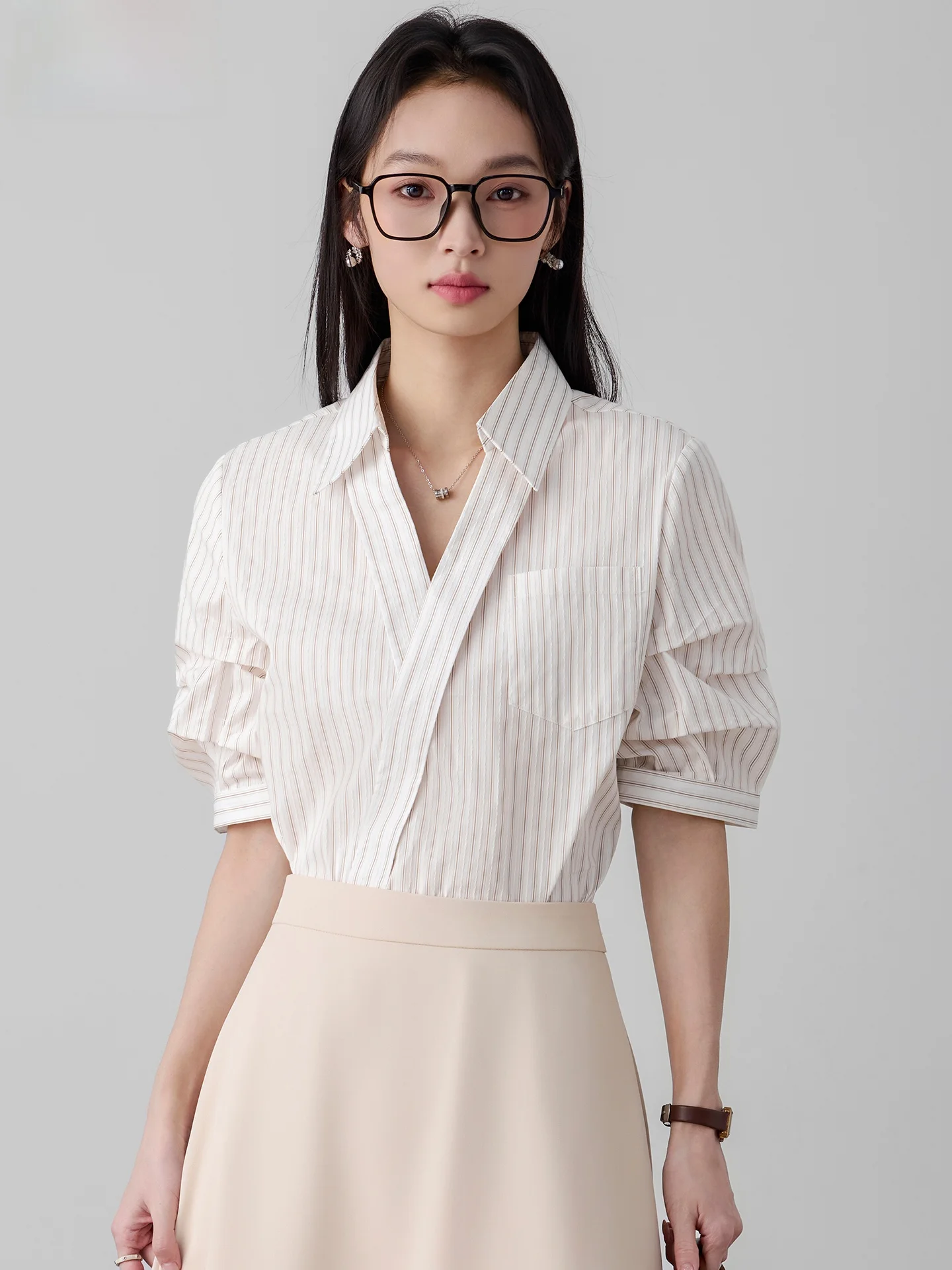 

Женская полосатая рубашка для офиса, летняя, новый стиль, корейская версия, дышащая, из смесового хлопка, с коротким рукавом, V-образный вырез