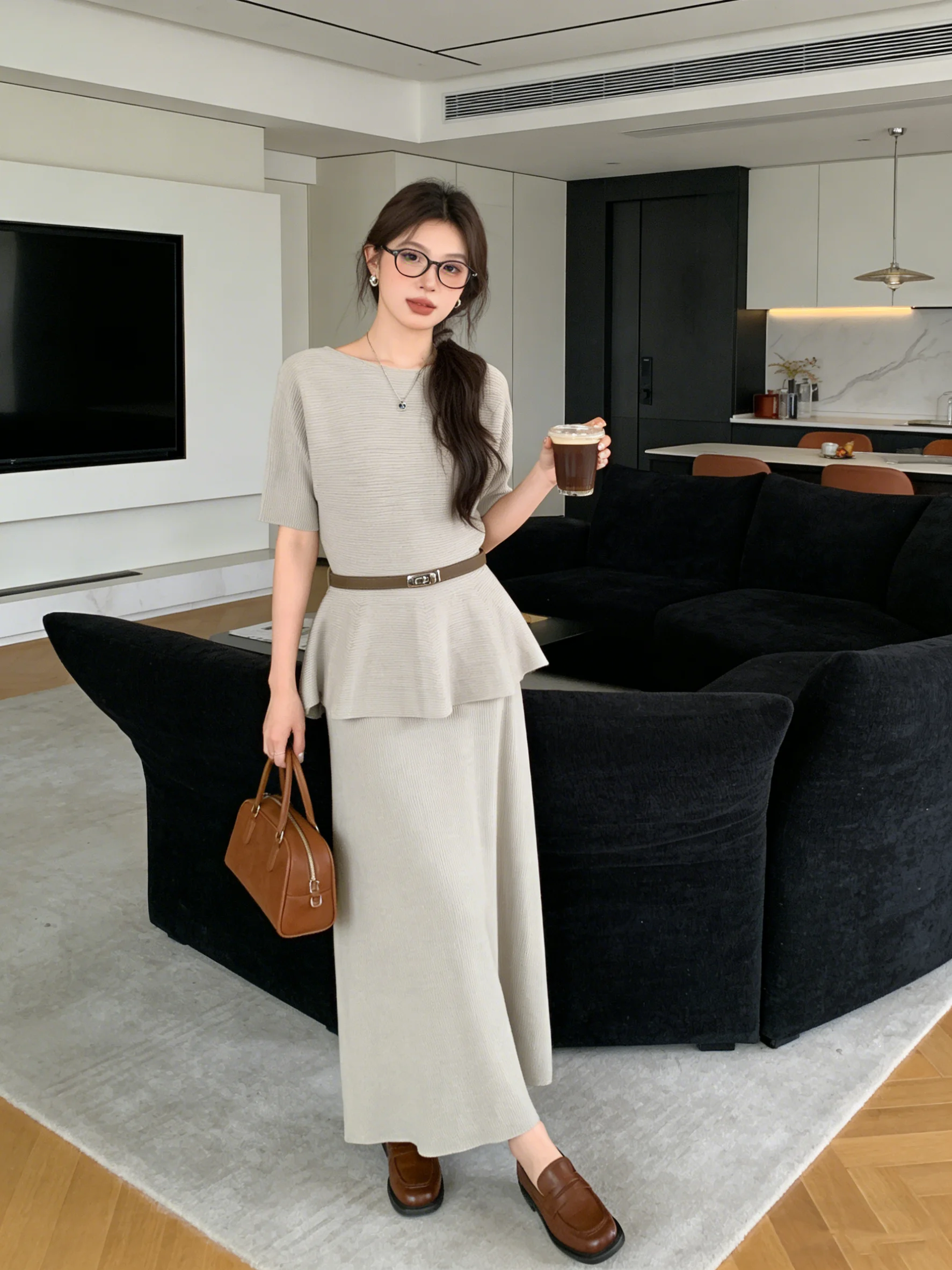 

Весенний модный вязаный комплект с коротким рукавом: повседневная юбка с высокой талией, дышащий корейский стиль, женский комплект из двух предметов