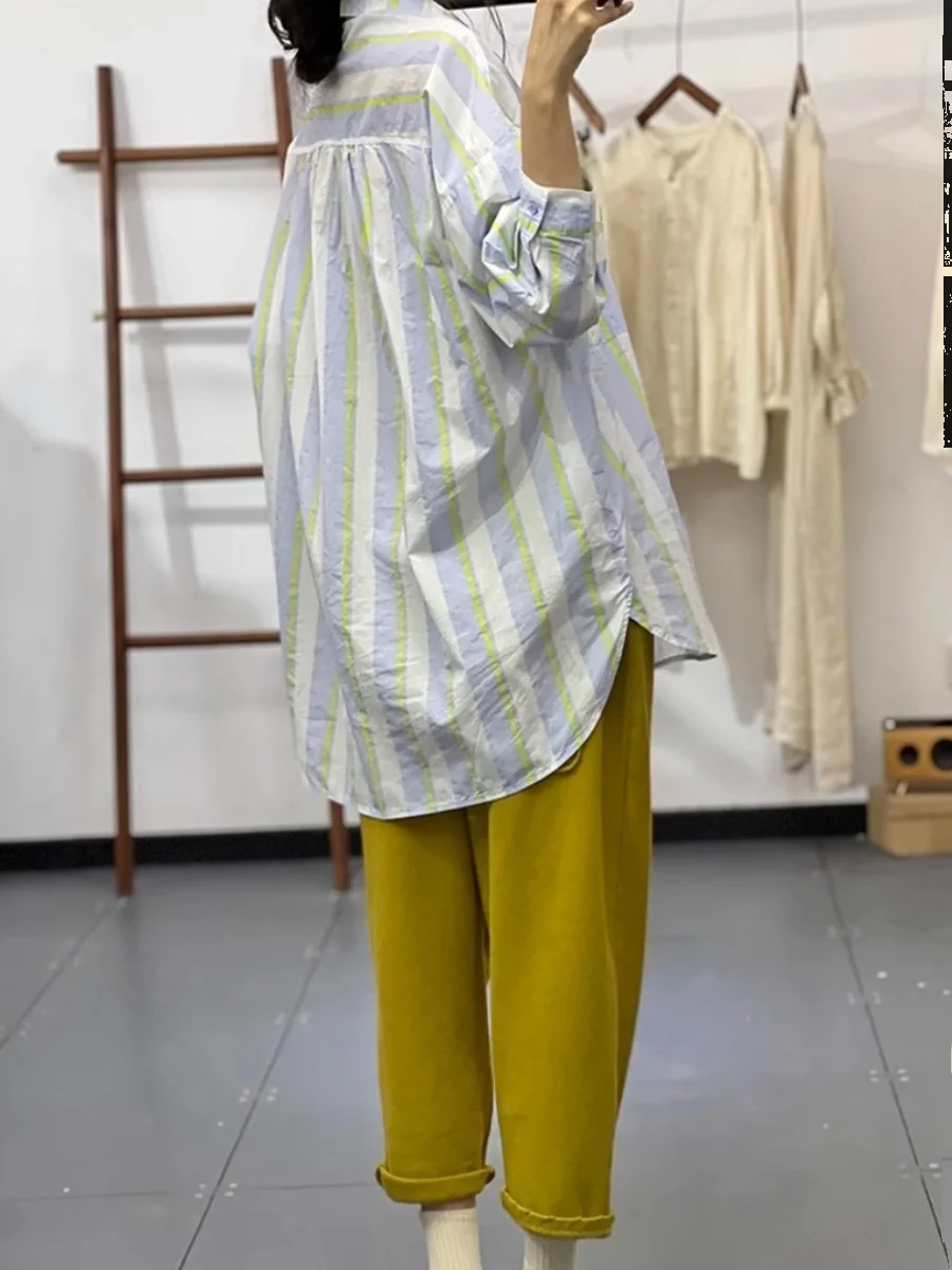 Damska koszula w japońskie paski, z bawełny i lnu, codzienna, długa, luźna, zapinana na guziki, o średniej długości.