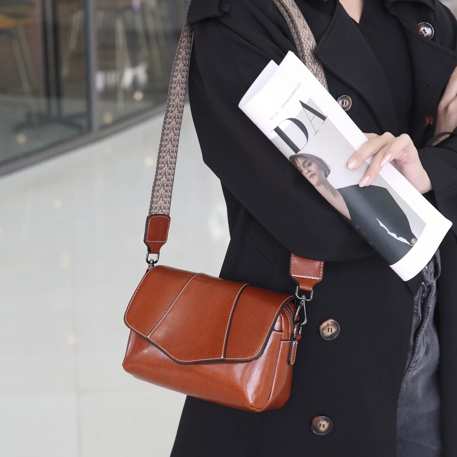 

Real leather ladies shoulder bag Clamshell horizontal square large capacity senior ladies crossbody bag