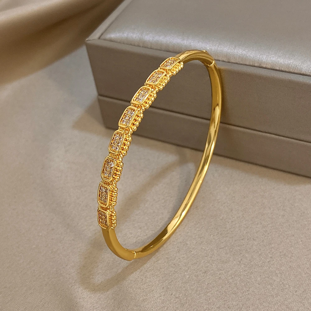 กำไลข้อมือทองชุบลายเรขาคณิตหรูหราสำหรับผู้หญิง กำไลเปิดได้ประดับเพชรทรงสี่เหลี่ยม ดีไซน์สง่างาม แฟชั่นปี 2026 ของขวัญเครื่องประดับ