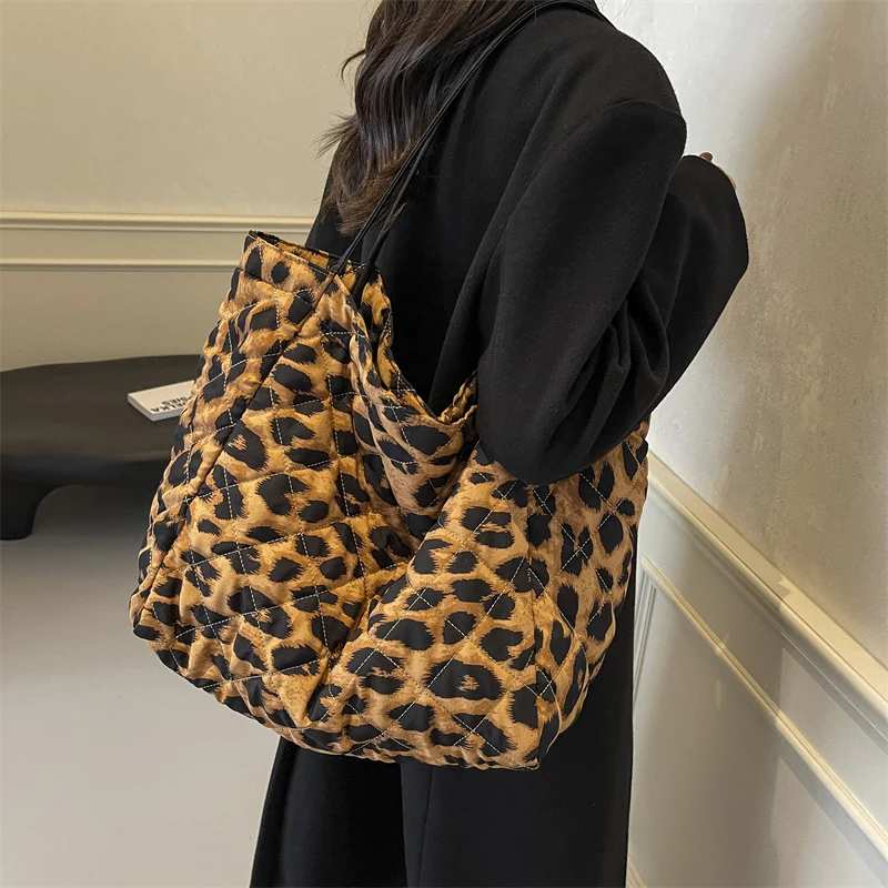 

Women Leopard Fashion Shoulder Bag Large Capacity Trendy Carrying Bag Oversized Quilted Shoulder Purse Outdoor Travel Bag