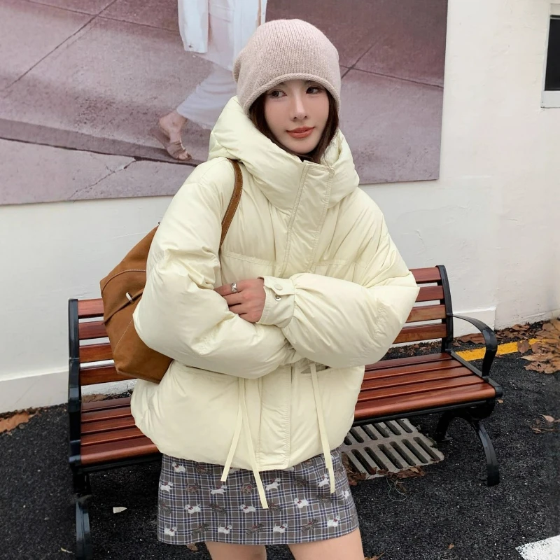 

Миниатюрные свободные короткие стильные универсальные утолщенные теплые пальто 2026 зима новый стиль 90% белый утиный пух куртка женское хлебное пальто