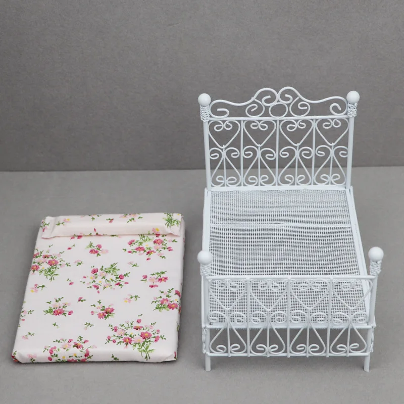 1:12 casa delle bambole in miniatura letto in ferro giocattolo camera da letto simulazione mobili modello Mini bambola letto bambola camera da letto mobili casa delle bambole