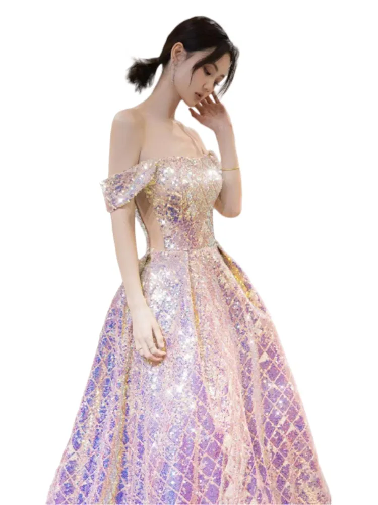 ชุดเดรสปิ้งพิธีกรเฉพาะเจ้าภาพประดับด้วยเลื่อมไหล่เดียว