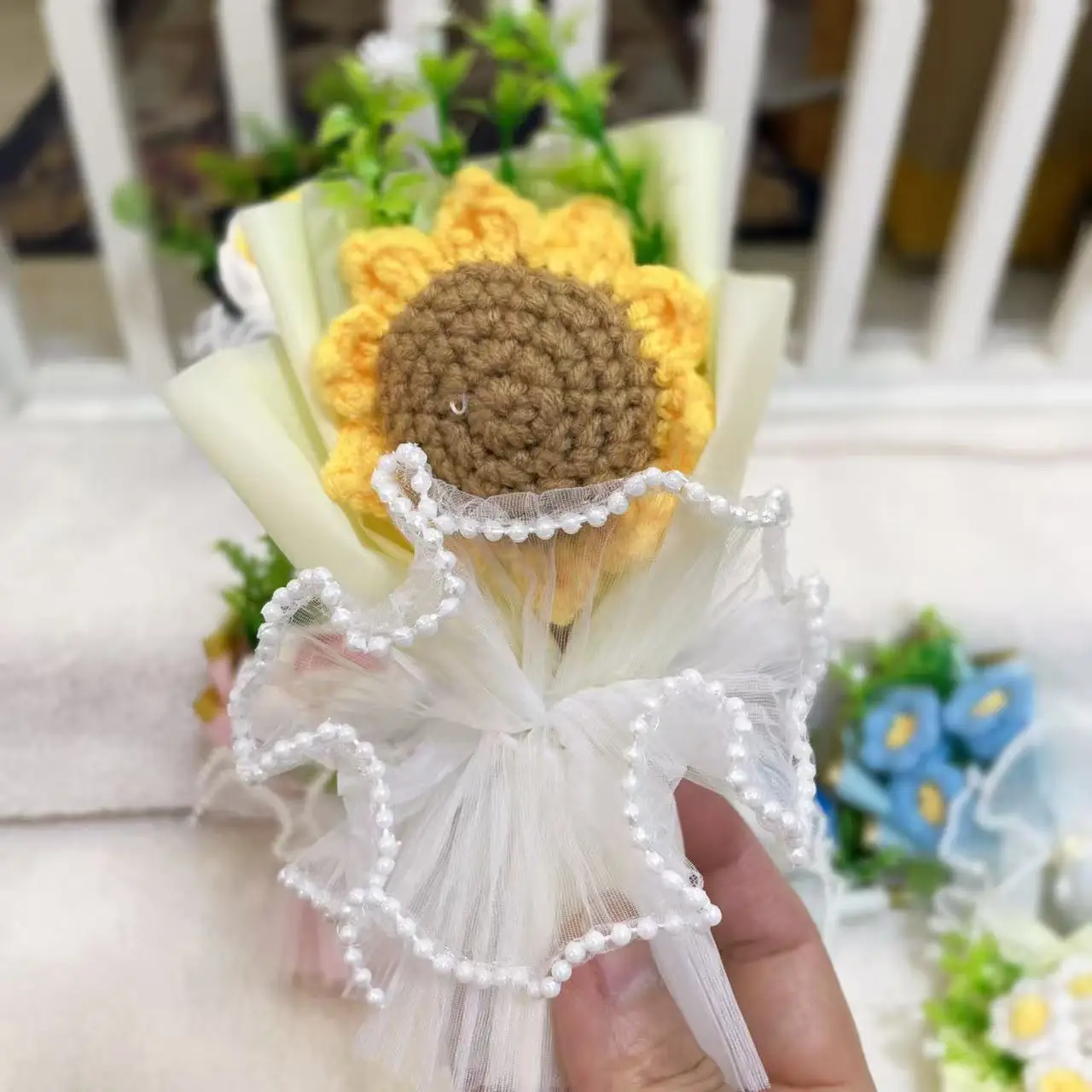 Mini fiori all'uncinetto fatti a mano da 15 cm, piante ripiene, decorazioni per auto, desktop, regali di compleanno per la laurea di Natale