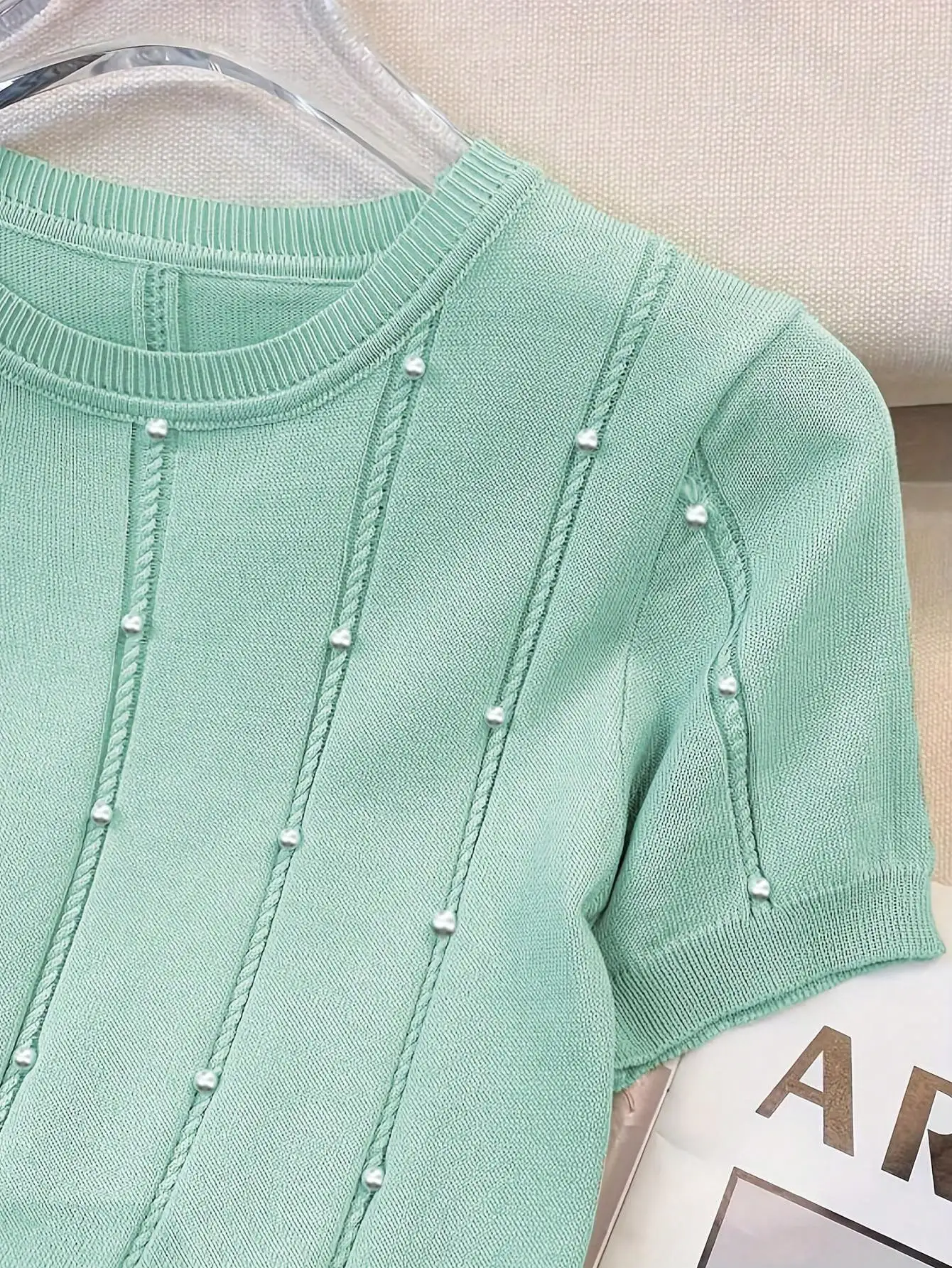 Elegante top de punto de manga corta con cuello redondo y cuentas, color sólido para un look atemporal, perfecto para primavera y suma