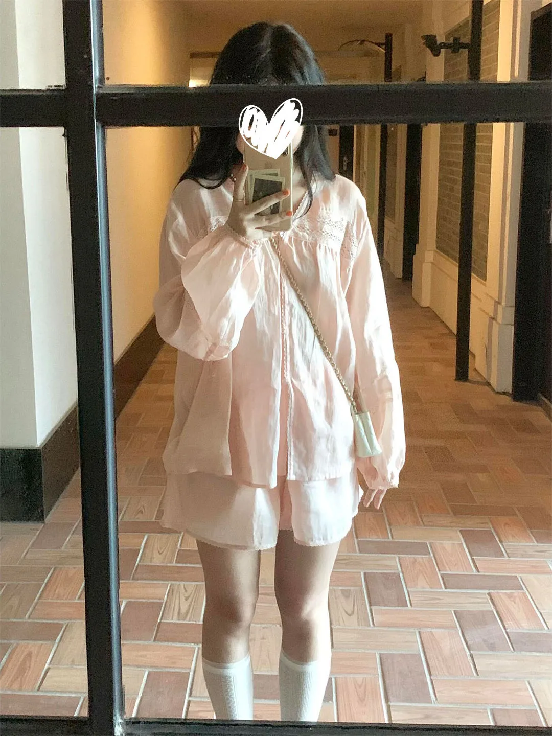 

Розовая кружевная свободная рубашка с длинным рукавом и шорты: новый повседневный комплект из двух предметов для ранней осени в нежном корейском стиле