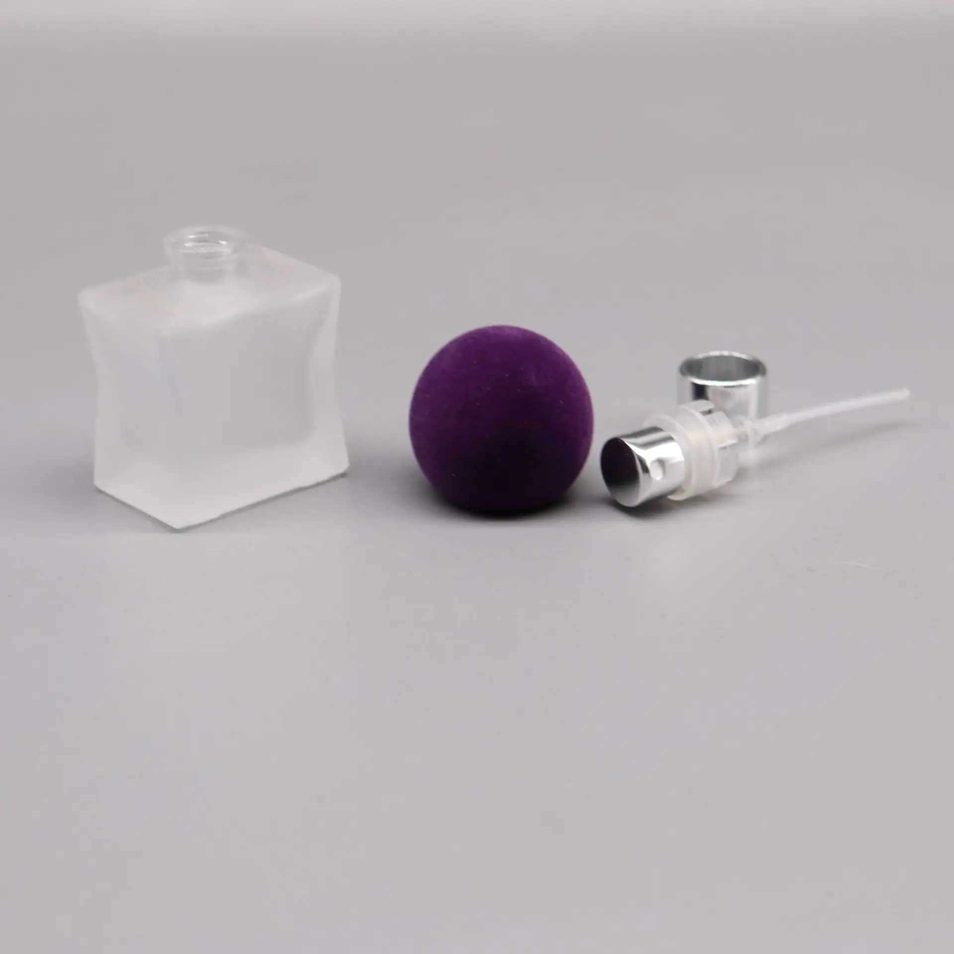 15ML Premium Perfume Bottle Portable Round Cap Perfume Dispenser Bottle Cosmetic Spray Bottle Frosted Bottles Flocking Ball Cap