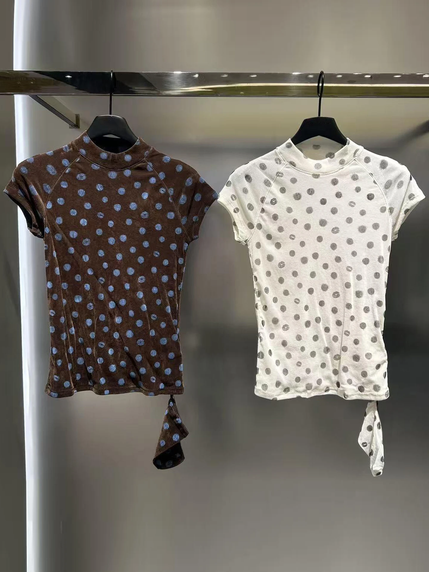 

Бархатная футболка женская приталенная с принтом в горошек и рисунком губ, повседневный топ для весны и лета, высококачественная модная женская одежда