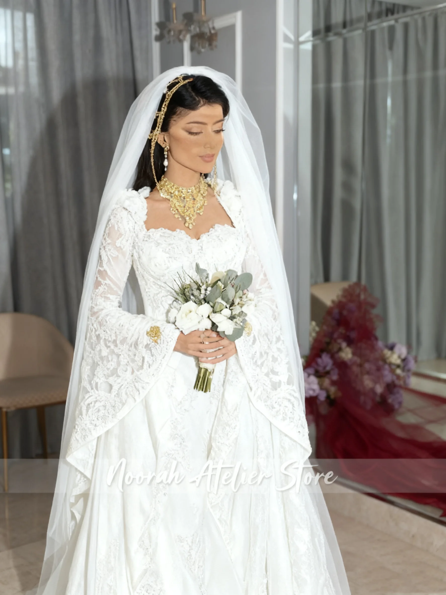 ホワイトアップリケ長袖ドバイ高級女性のウェディングドレス 2025 ベール Vestido De Noiva チュールローブ・ド・マリエカスタマイズ