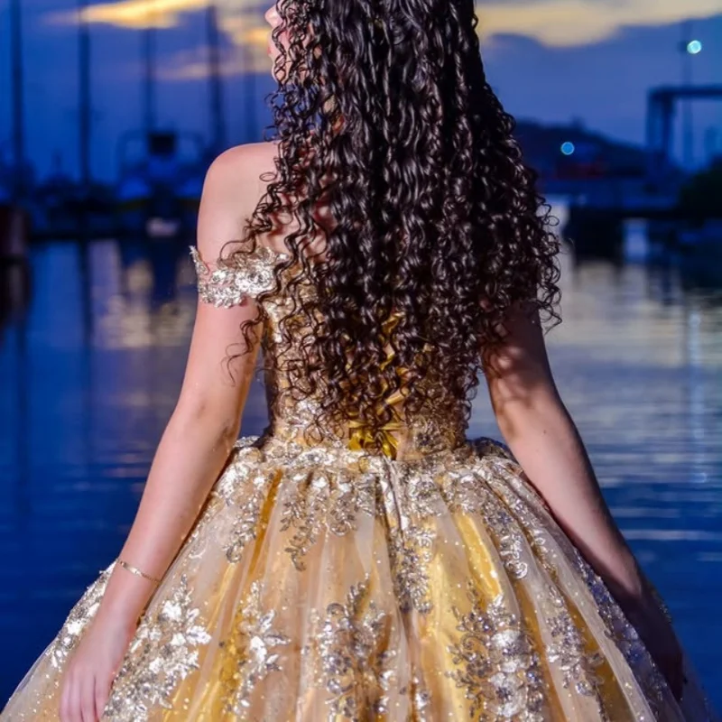 Maßgeschneiderte glänzende goldene Quinceanera-Kleider aus der Schulter, Kristall-Pailletten-Applikation, langer Schwanz, Tüll, Vestido 15, Quinceanera