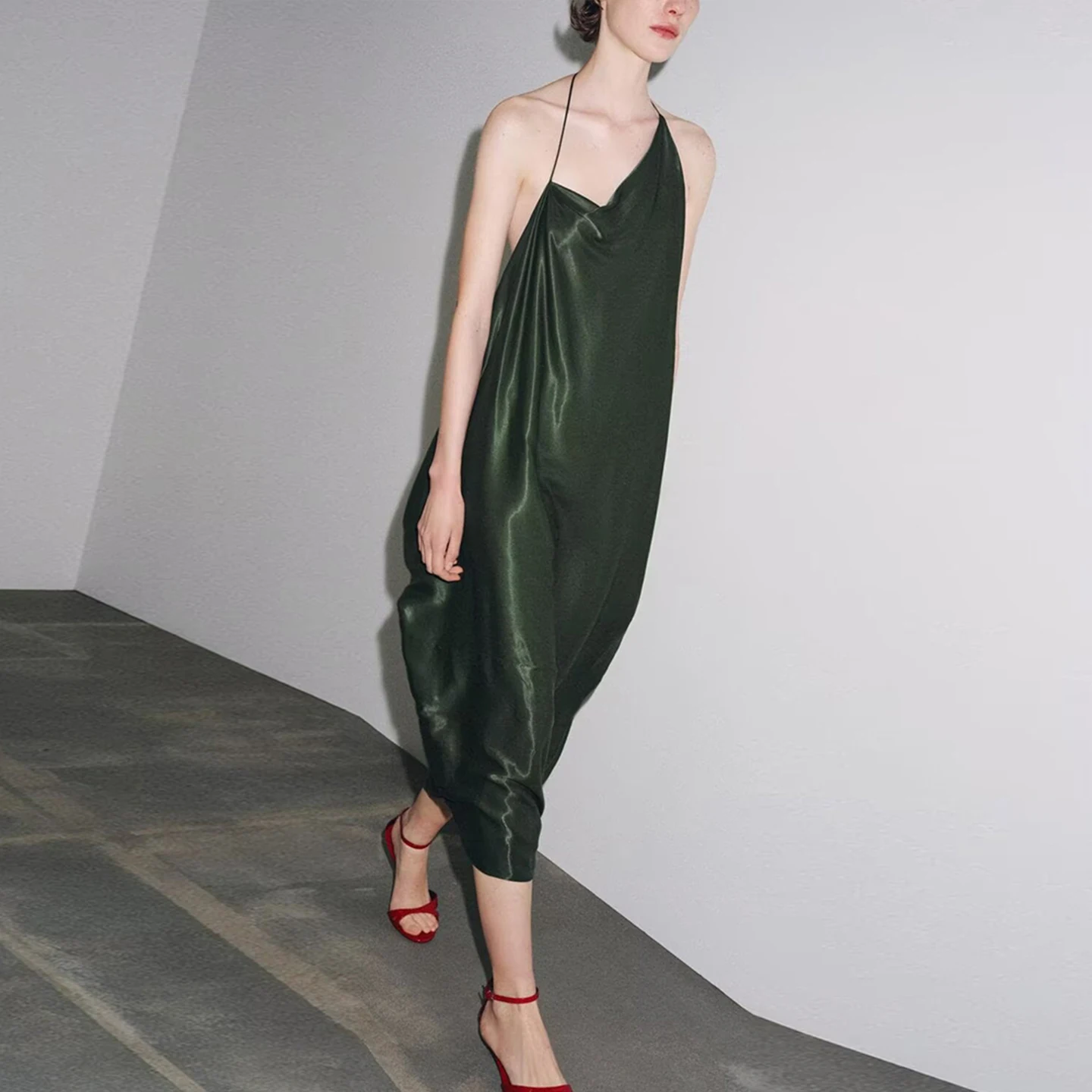 우아한 비대칭 실크 새틴 느낌 드레스 여름 2025 여성 패션 캐주얼 루즈핏 허리 폴리에스터 V넥 민소매 드레스