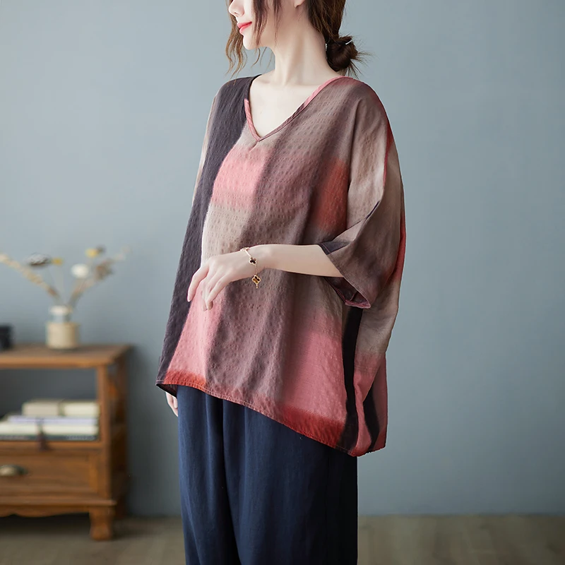 เสื้อยืดคอวีผ้าฝ้ายลินินพิมพ์ลายสีสันสดใส ไซส์ใหญ่สำหรับผู้หญิง แขนทรงปีกค้างคาว ชายเสื้อไม่เท่ากัน สไตล์ลำลอง ใส่ทำงานได้ วินเทจ ทรงหลวม...