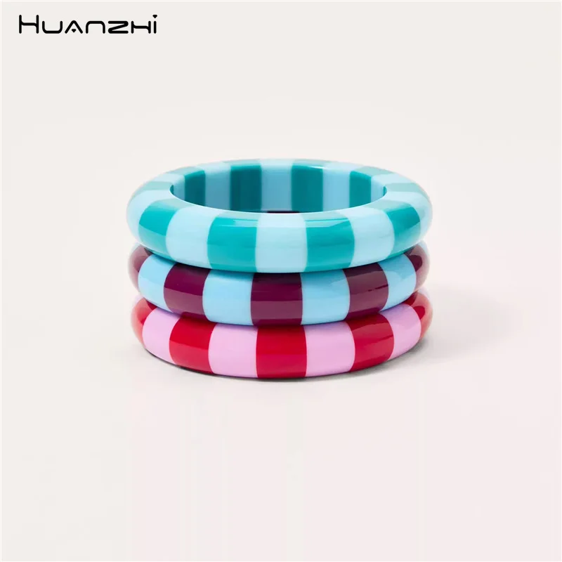 HUANZHI Süßes romantisches buntes gestreiftes Harzarmband, geometrisch, modisch, minimalistisch, Schmuck für Frauen, neu