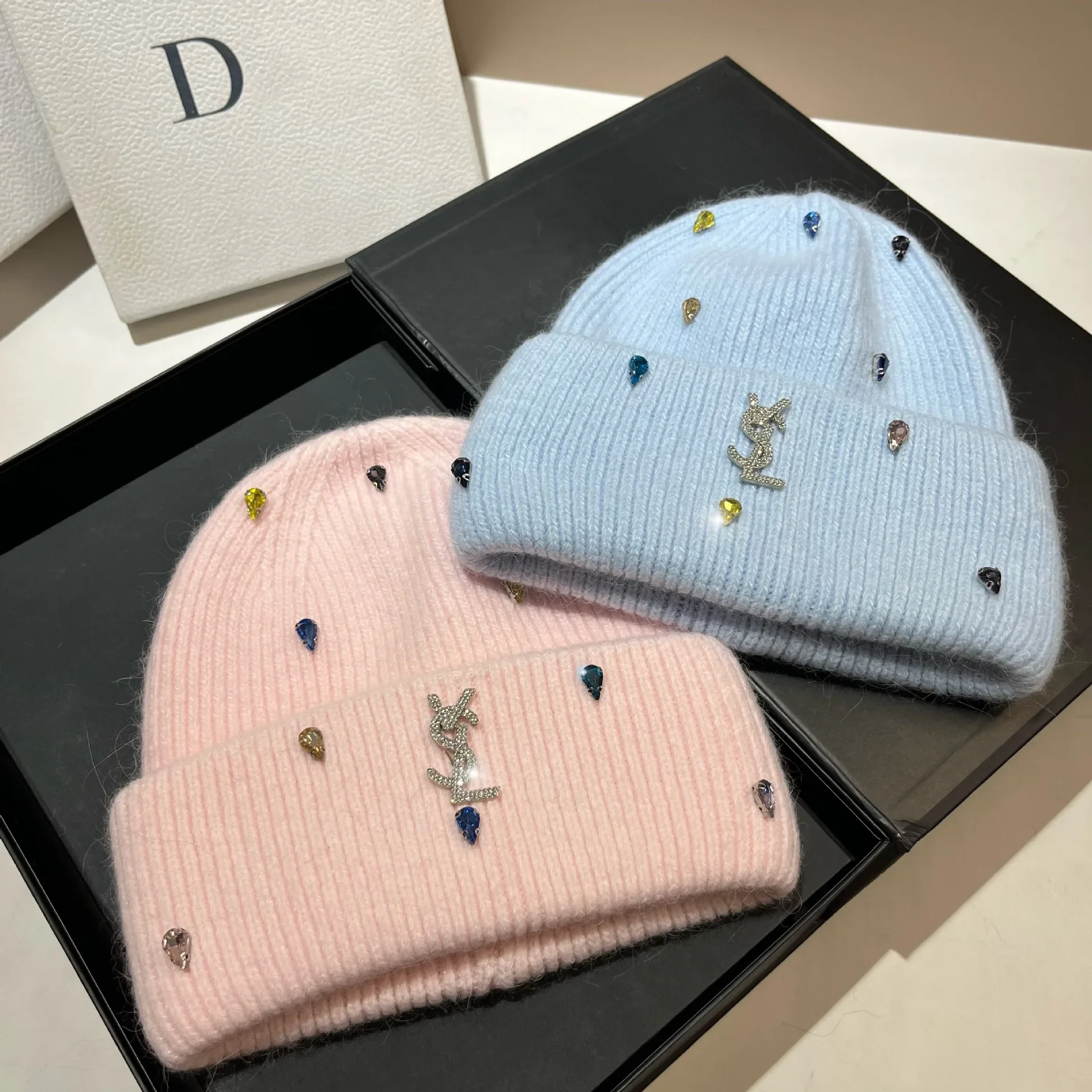 ​ 2025 Новая женская вязаная шапка из кроличьего меха - блестящие стразы в корейском стиле, защита ушей нишевого дизайна, теплая зимняя шапка ​