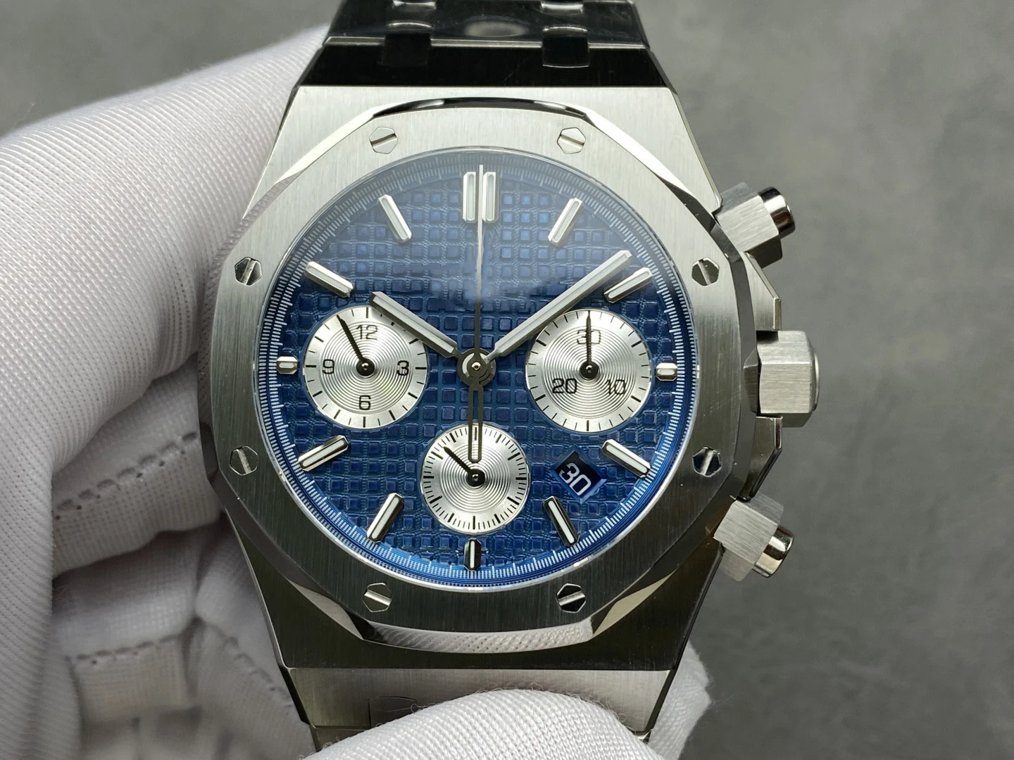 

Customized watch, 41mm, sapphire glass mirror, custom integrated movement, stainless steel strap