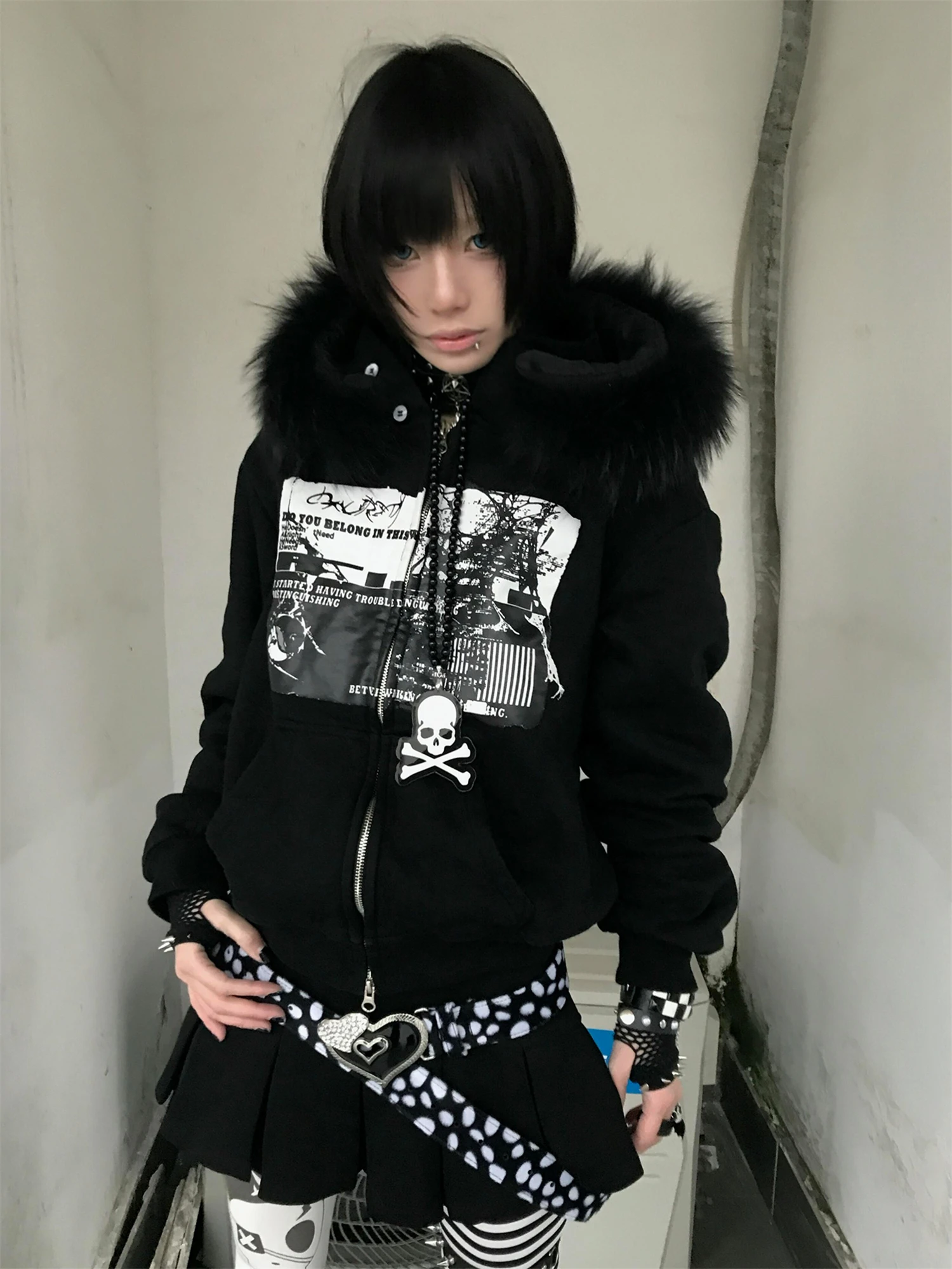 Dames gothic punk hoodie met rits, zwarte nepbontkraag, grafische print sweatshirt, Y2K grunge streetwear casual top ﻿