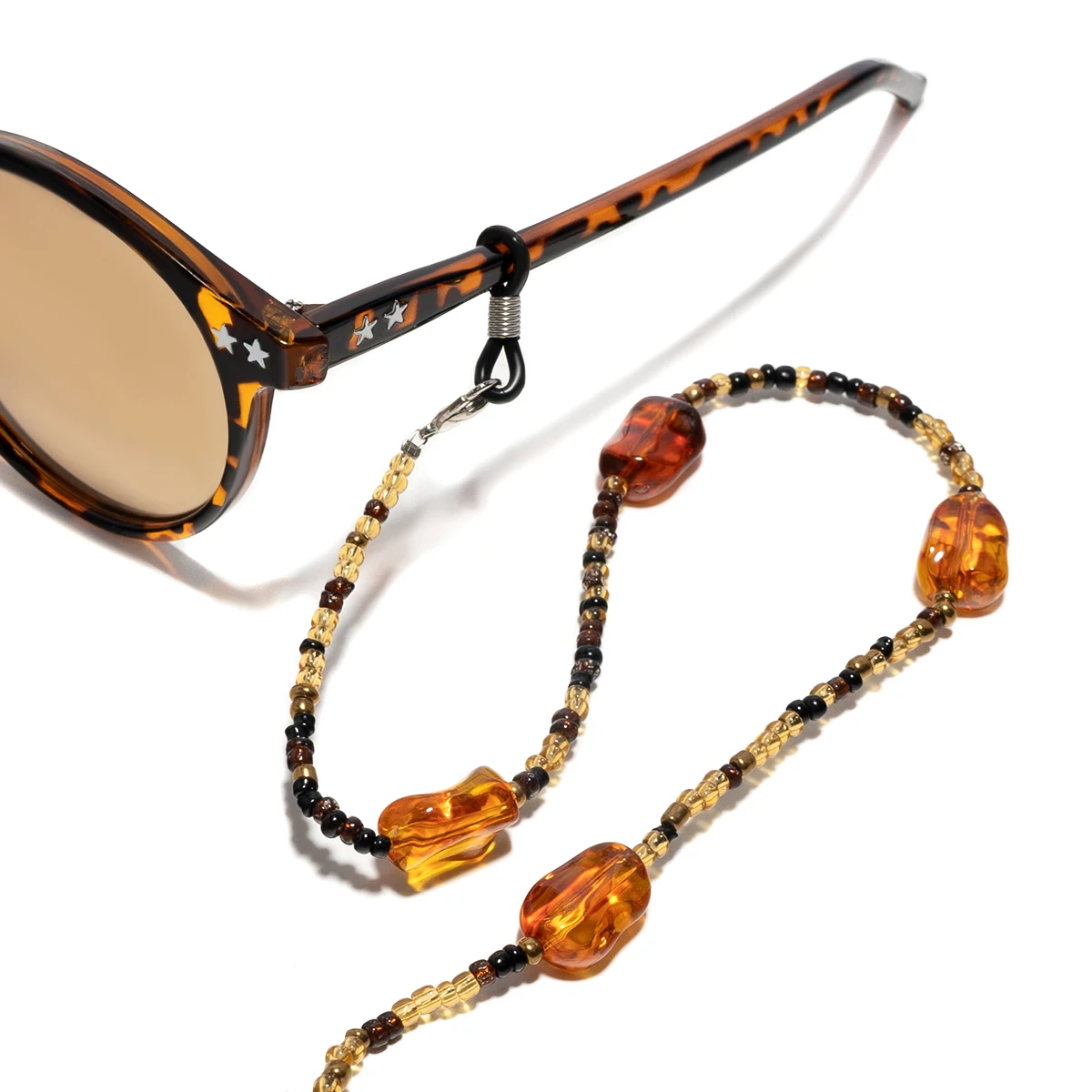 Die Retro-Brillenkette in Bernsteinfarbe ist ein modisches Accessoire für Damen und Herren. Es verfügt über eine Anti-Rutsch-Funktion und eine Gesichtsschutzfunktion. – Detail 3