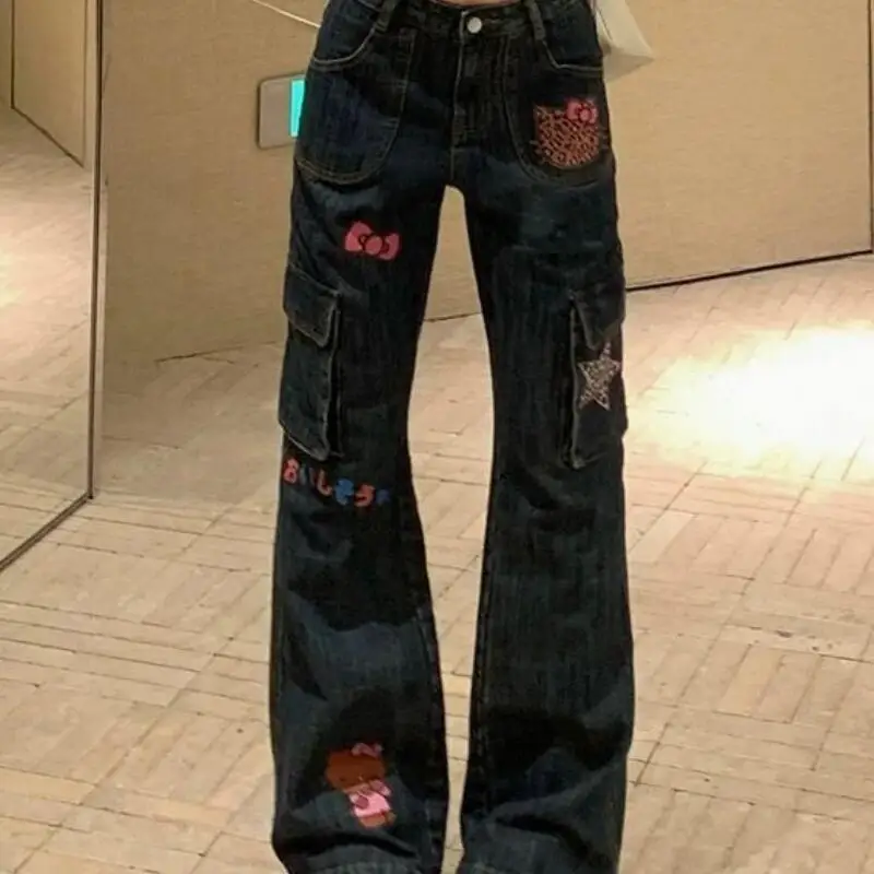 

Джинсы Sanrio в новом стиле, расклешенные брюки с принтом «Hello Kitty», универсальные облегающие модные брюки с прямыми штанинами в пол с героями мультфильмов, уменьшающие возраст