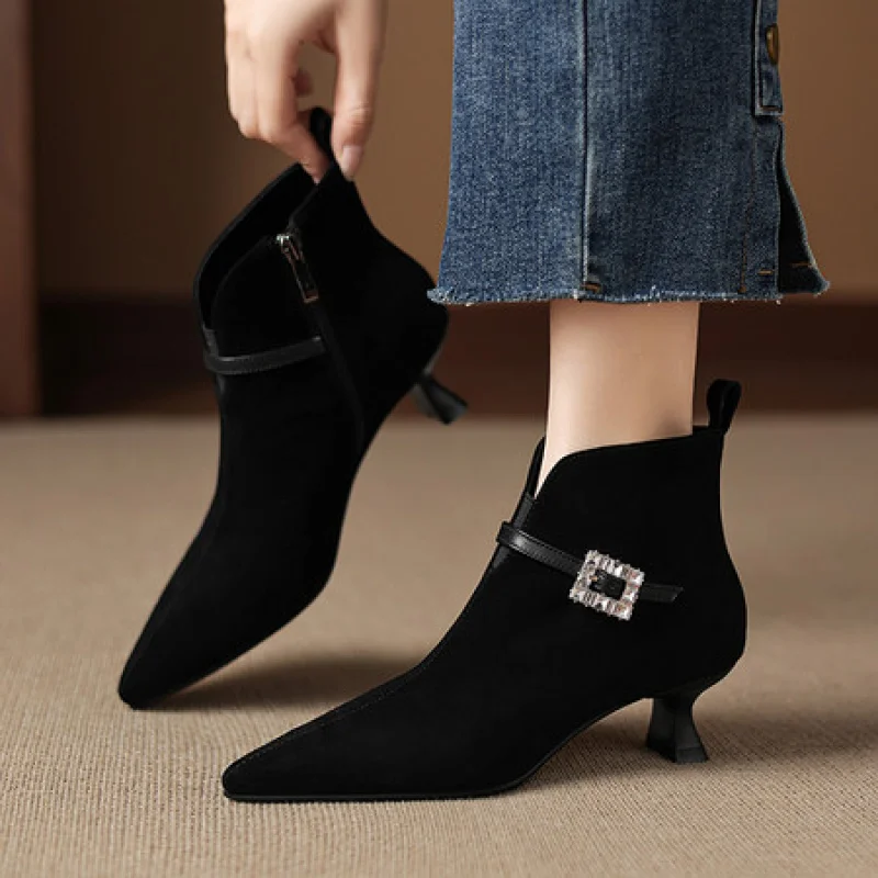 

Office-Ready Elegant Ankle Boots in Genuine Leather | Sleek Pointed Toe & Elegant Low Heel with high quality by handmade Boots