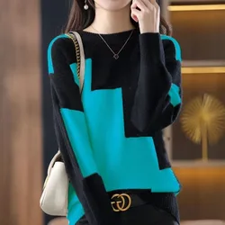 2022 Autumn Winter Black and White Contrast Splicing Sweater Korean New Fashion Elegant Round Neck Casual Sweater for Female