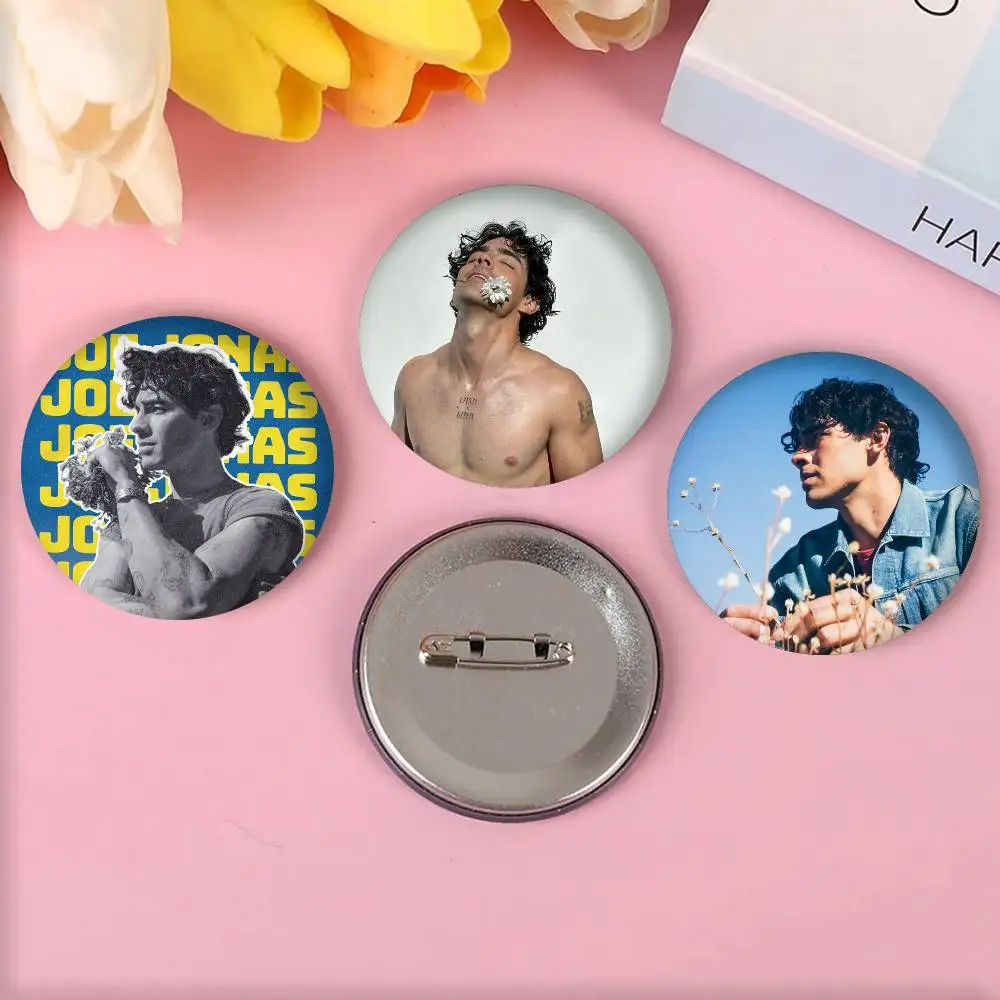 شارات المغني جو جي جوناس الرائعة الرائعة على شكل زر بروش شارة حقيبة تزيين مجموعة المروحة هدية