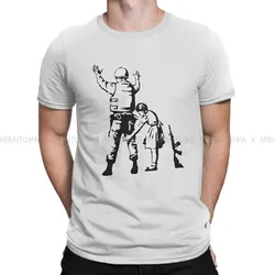 Banksy Wall Graffiti Girl Searching Soldier T Shirt Vintage Fashion Men's Tshirt Oversized O-Neck Men Clothes