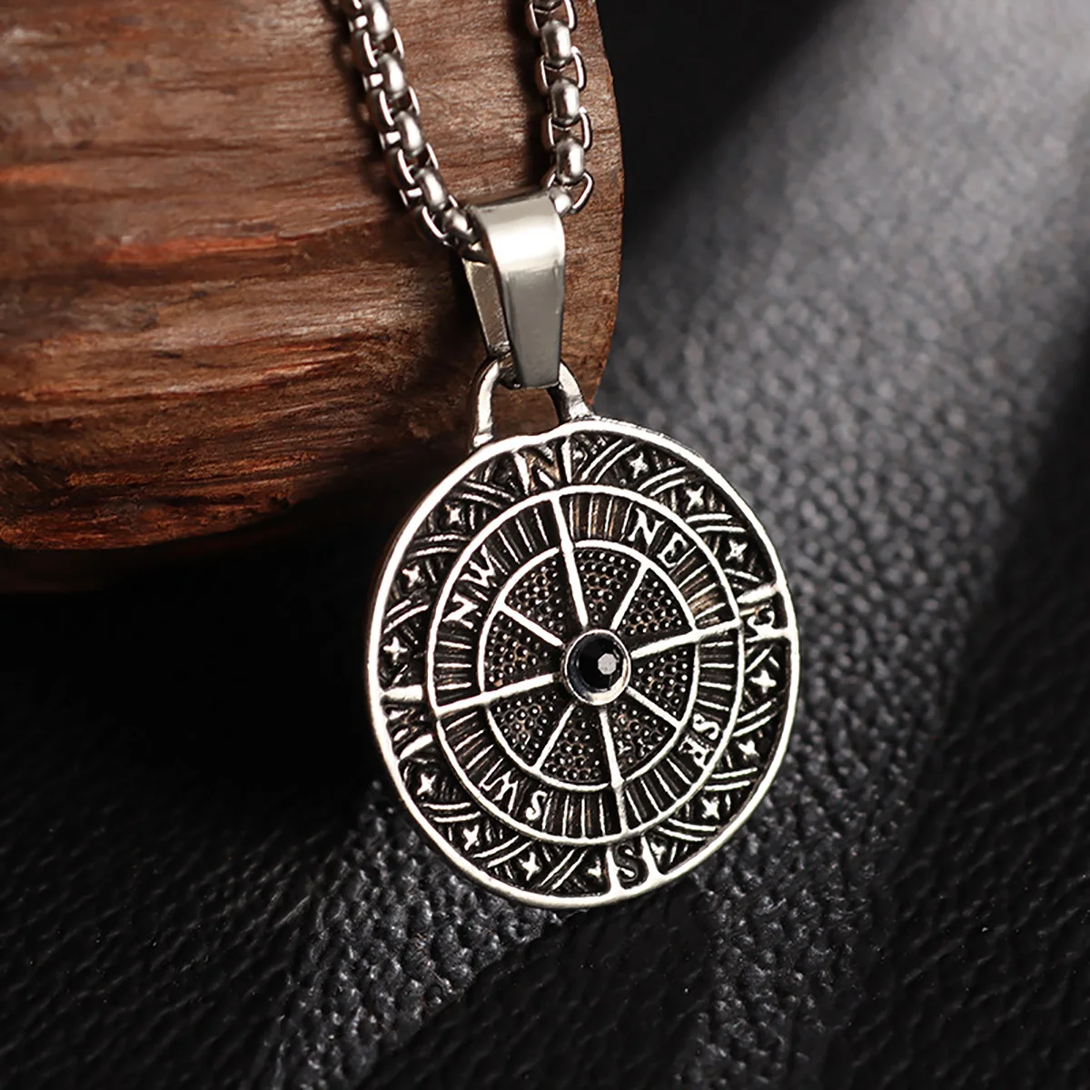 Advanced Circular Pendant Ornament Retro And Trendy Men's Viking Character Compass Necklace For Women Men Fashion Casual Accesso