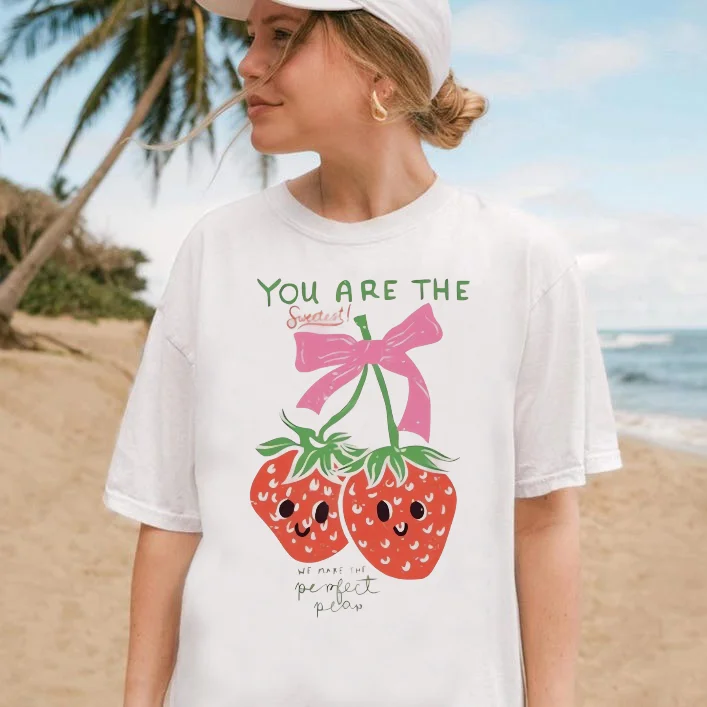 

Базовая милая футболка с клубничным узором и милым принтом 90-х годов, белый топ для путешествий, летняя женская футболка с короткими рукавами для пляжного отдыха и отдыха