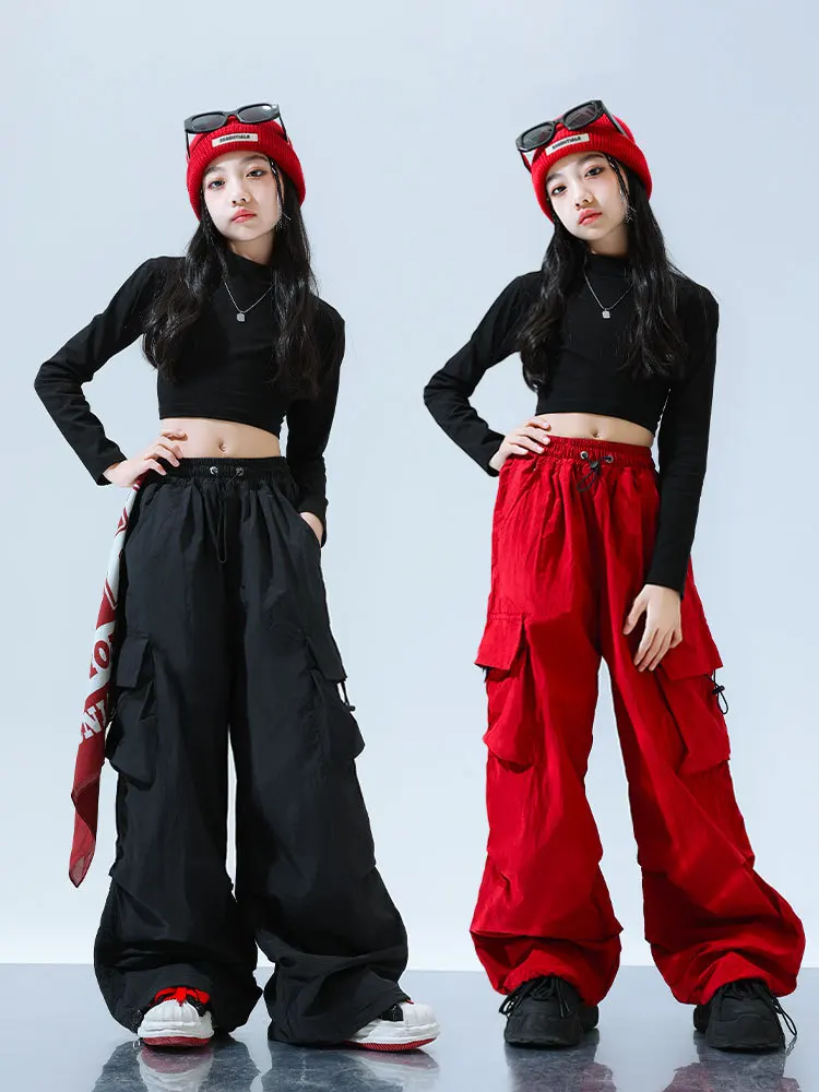 ชุดเต้นแจ๊สสำหรับเด็กผู้หญิง ชุดเต้นเคป๊อป ชุดฮิปฮอปสำหรับเด็ก ชุดแสดงบนเวที เสื้อยืดสีดำ กางเกงคาร์โก้สีแดง