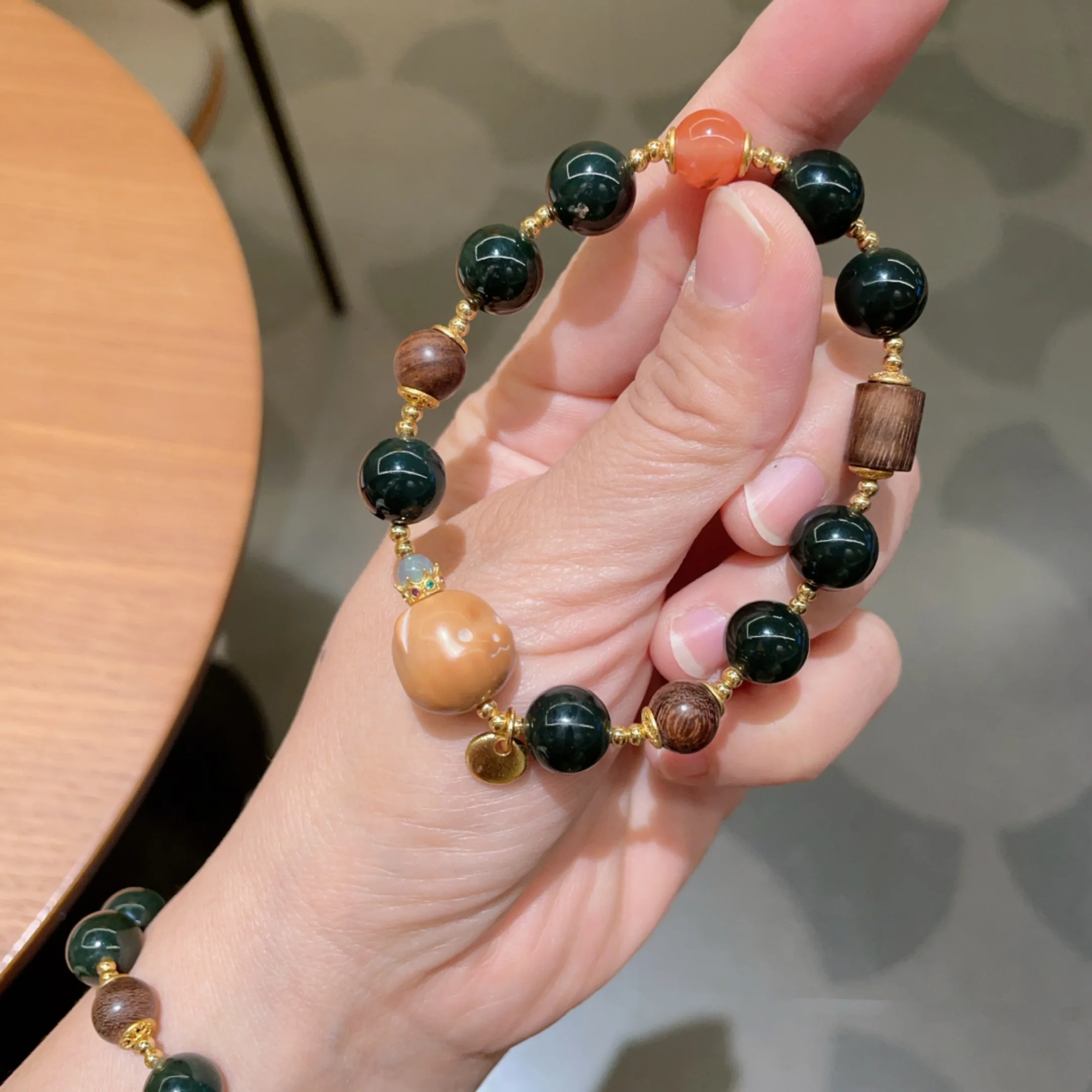 

Новые изысканные браслеты из натурального нефрита Хэтянь, южного красного агата и агарового дерева, украшенные в форме головы обезьяны, аксессуары для рук, ювелирные изделия