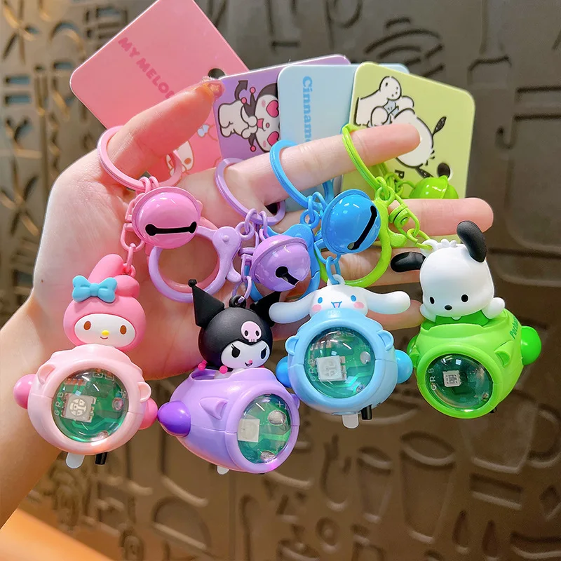 MINISO Parlayan Gün Batımı Işıkları Uzay Gemisi Sanrio Hello Kitty Cinnamoroll Kuromi Melodi Sevimli Araba Charm Çift Anahtarlık Charm Hediye