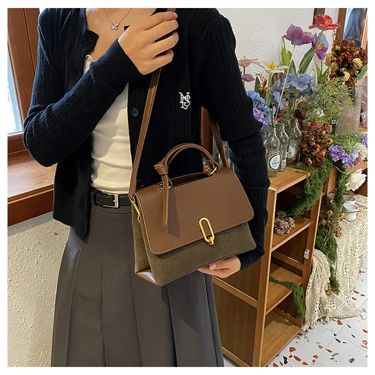 حقيبة نسائية ذات ملمس ممتاز لعام 2025 - تصميم مربع صغير متعدد الاستخدامات، أسلوب مصمم بسيط على الموضة، استخدام تحت الإبط/الكتف/الرسول