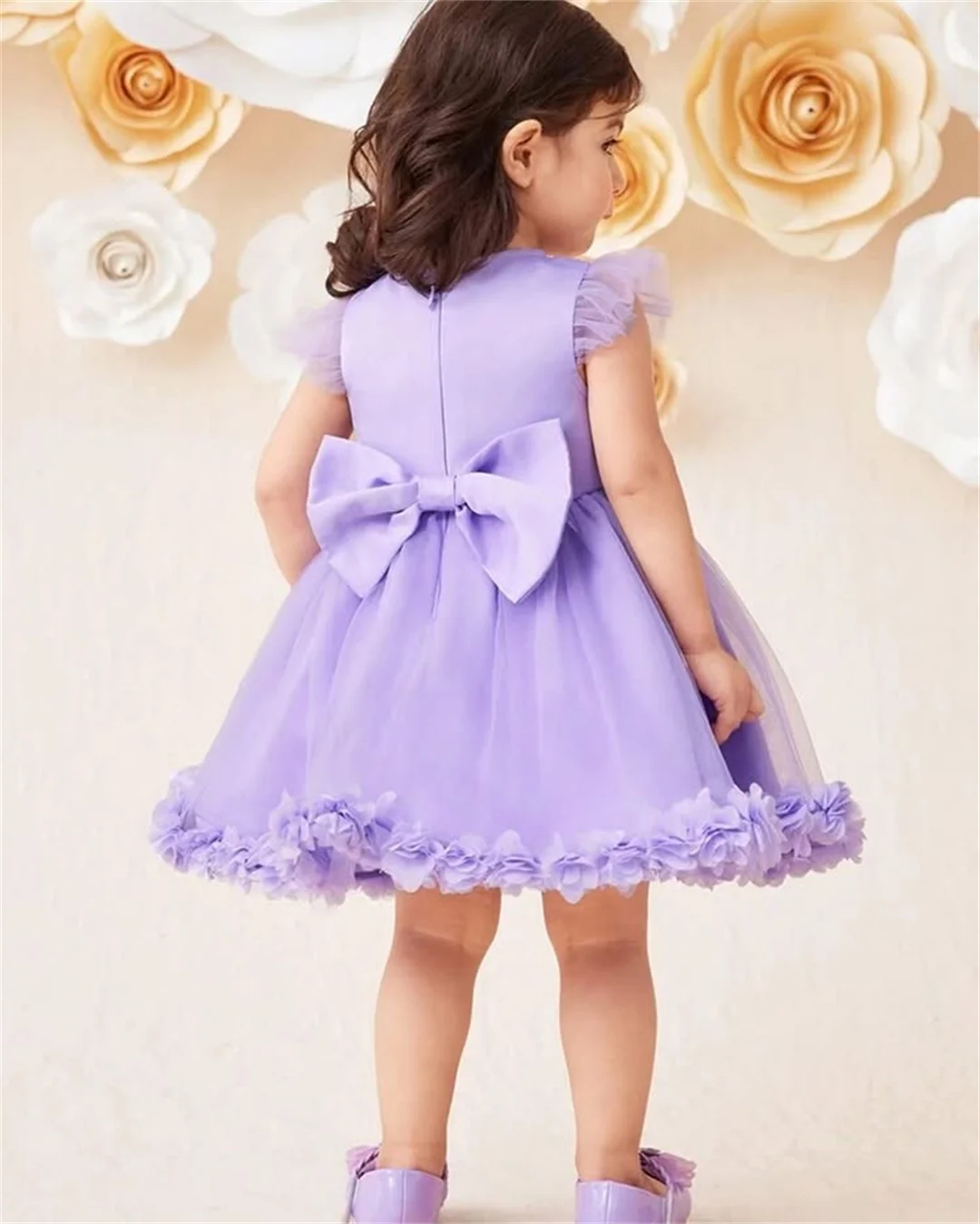 ライラックチュールミニAラインフラワーガールドレス、素敵な花柄、Oネック、プリーツ、フライングスリーブ、バックボウ、キッズイブニングガウン、ウェディング用