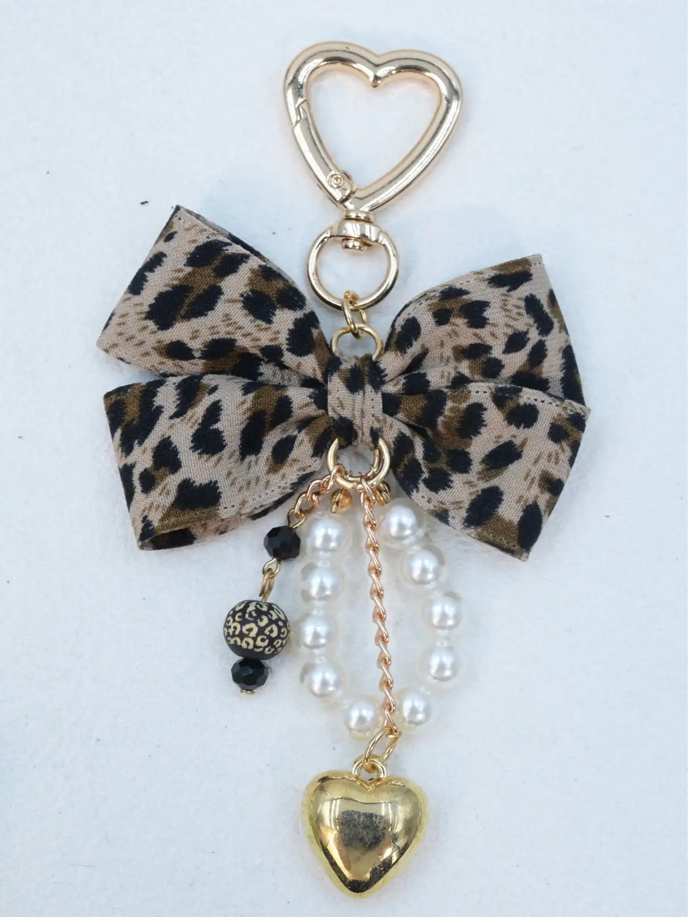 Leopardenmuster-Schleifen-Schlüsselanhänger mit Herzanhänger, einfacher Taschenanhänger für Damen, Perlen-Schlüsselanhänger, Perlenanhänger, Geschenk für Frauen – Detail 4