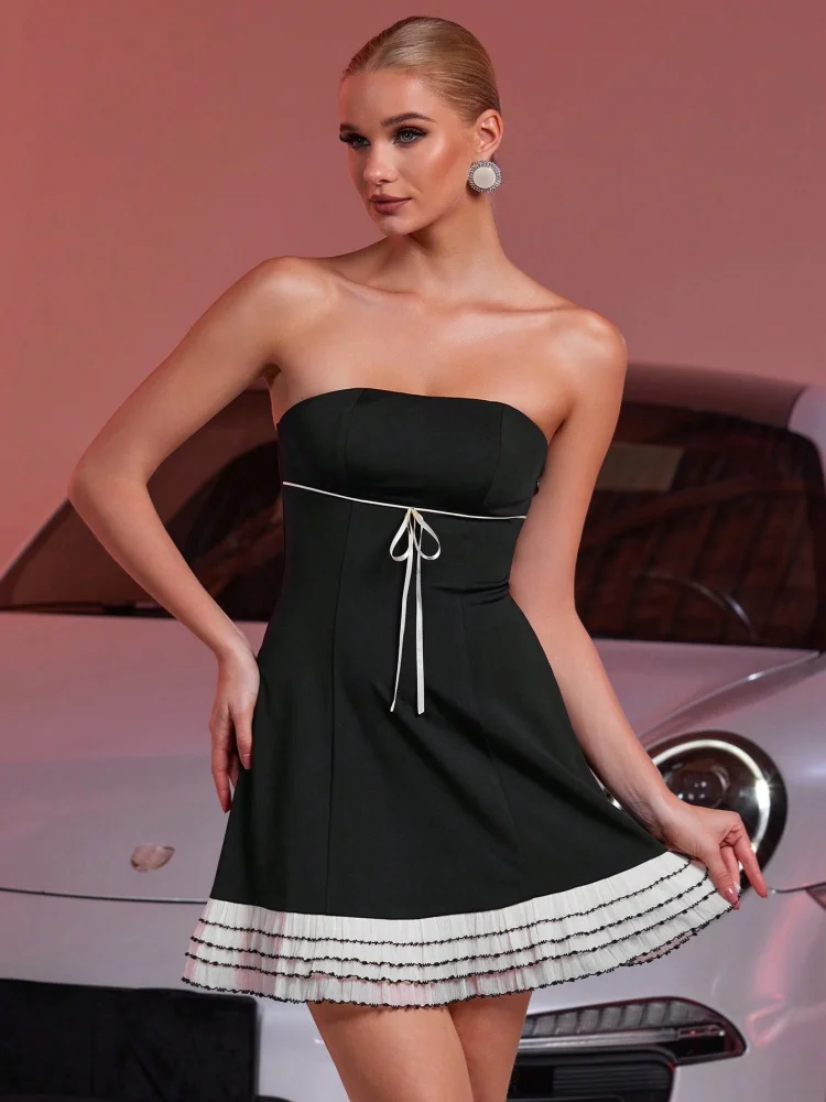 Elegancka czarna sukienka mini z dekoltem V