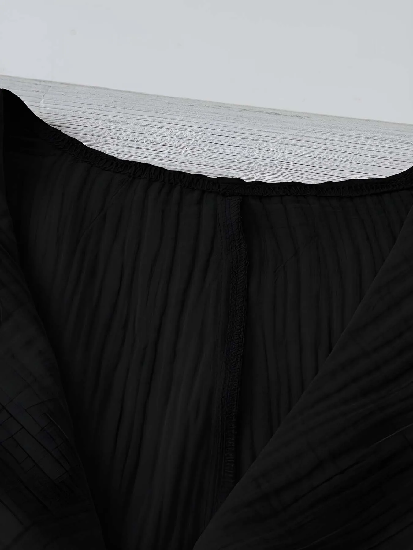 Damen-Oberteil aus 100 % Baumwolle mit Peter-Pan-Kragen und Knopfleiste – ein stilvolles, eng anliegendes Kurzarm-Oberteil mit frischer, lässiger Ausstrahlung – Detail 3