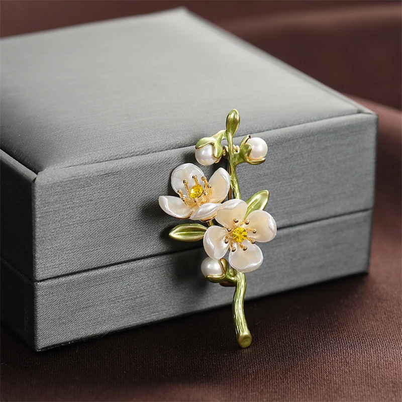 Vintage Temperament Green Jasmine Brooch For Women Plant Flower Pearl Corsage Anti-exposure Pin Accessories Jewelry Gift